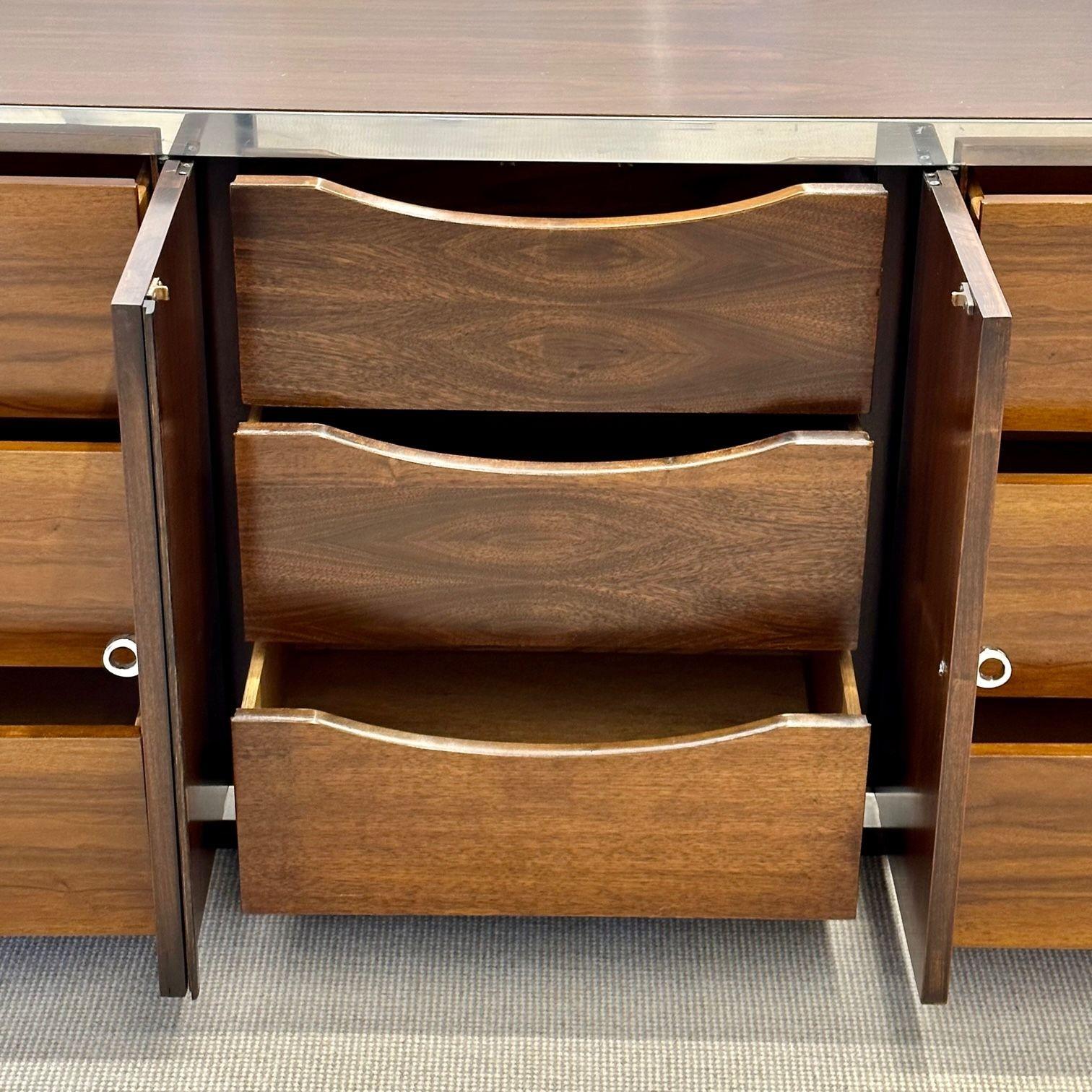 Cassettiera / credenza moderna di metà secolo, stile Milo Baughman, cromo, noce in vendita 4