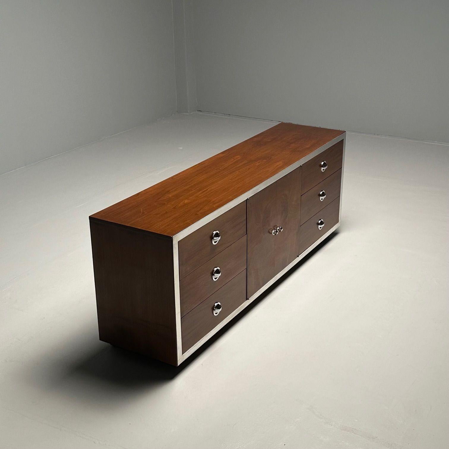 Mid-Century Modern Dresser / Sideboard, Milo Baughman Style, Chrome, Walnut In Good Condition For Sale In Stamford, CT