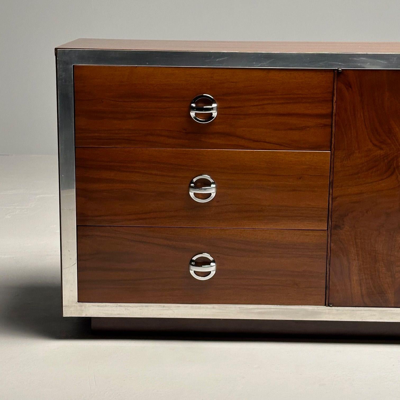 Metà XX secolo Cassettiera / credenza moderna di metà secolo, stile Milo Baughman, cromo, noce in vendita