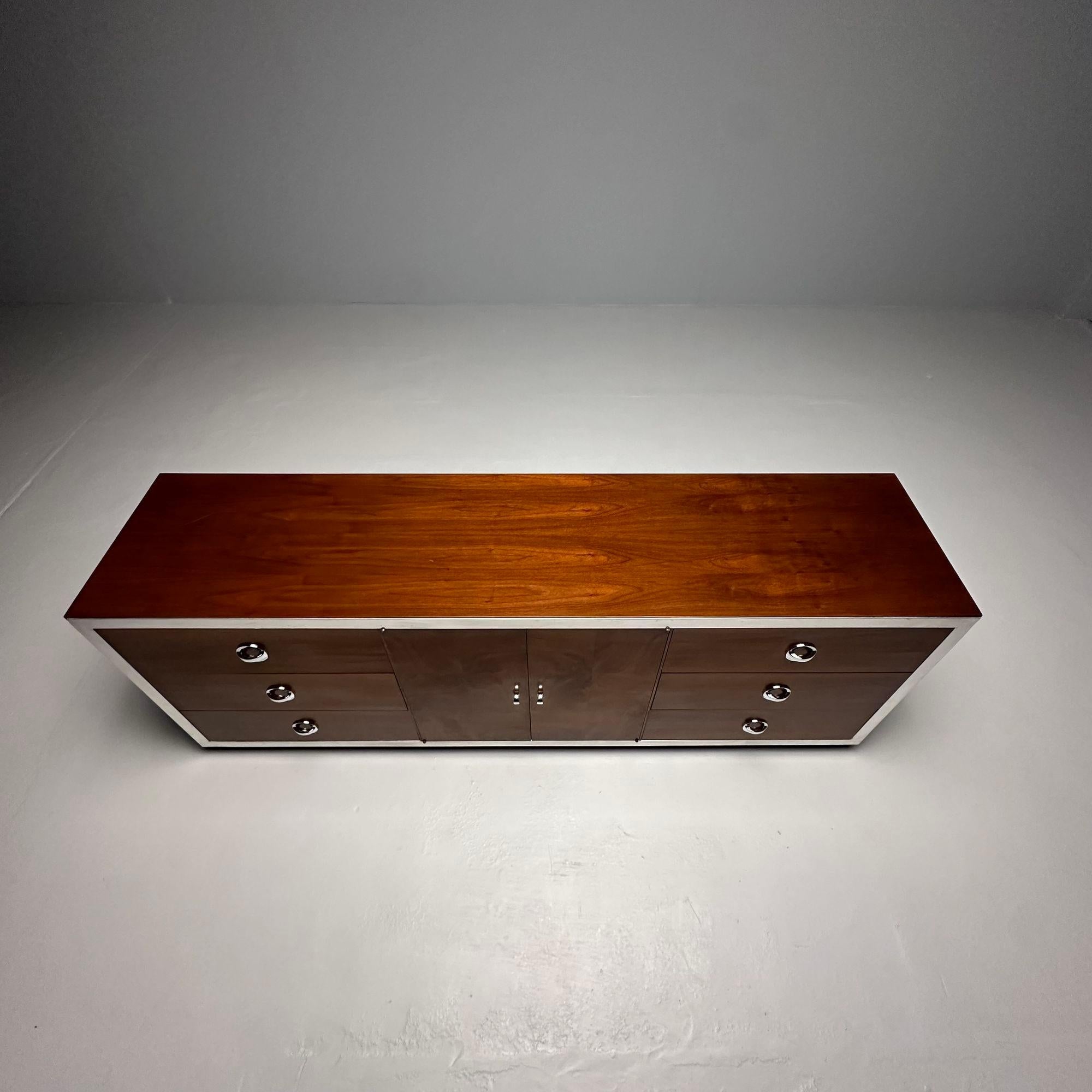 Cassettiera / credenza moderna di metà secolo, stile Milo Baughman, cromo, noce in vendita 2