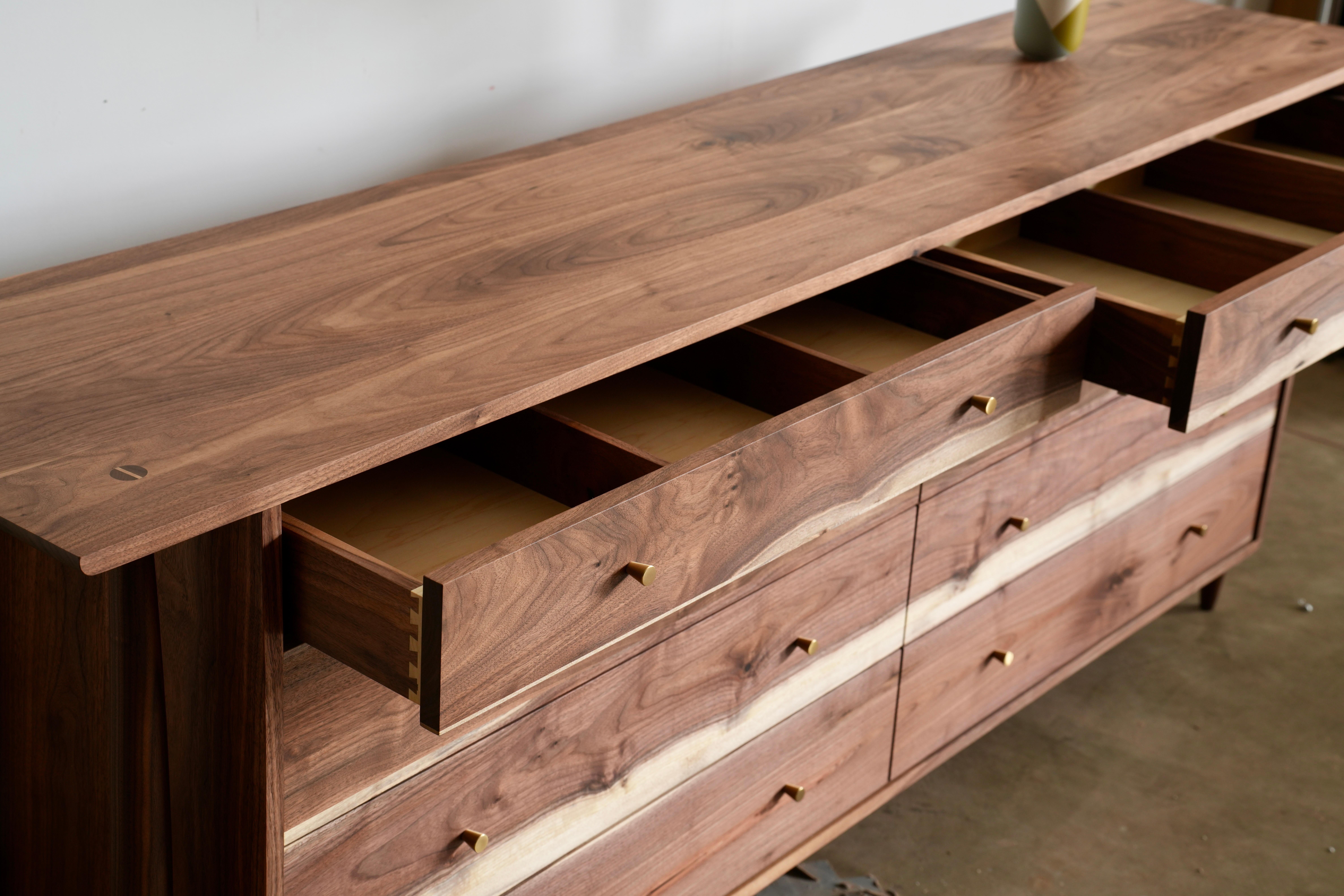 The Modernity Modern Dresser Solid Wood Push to Open Drawers (commode en bois massif à ouverture par pression) en vente 5