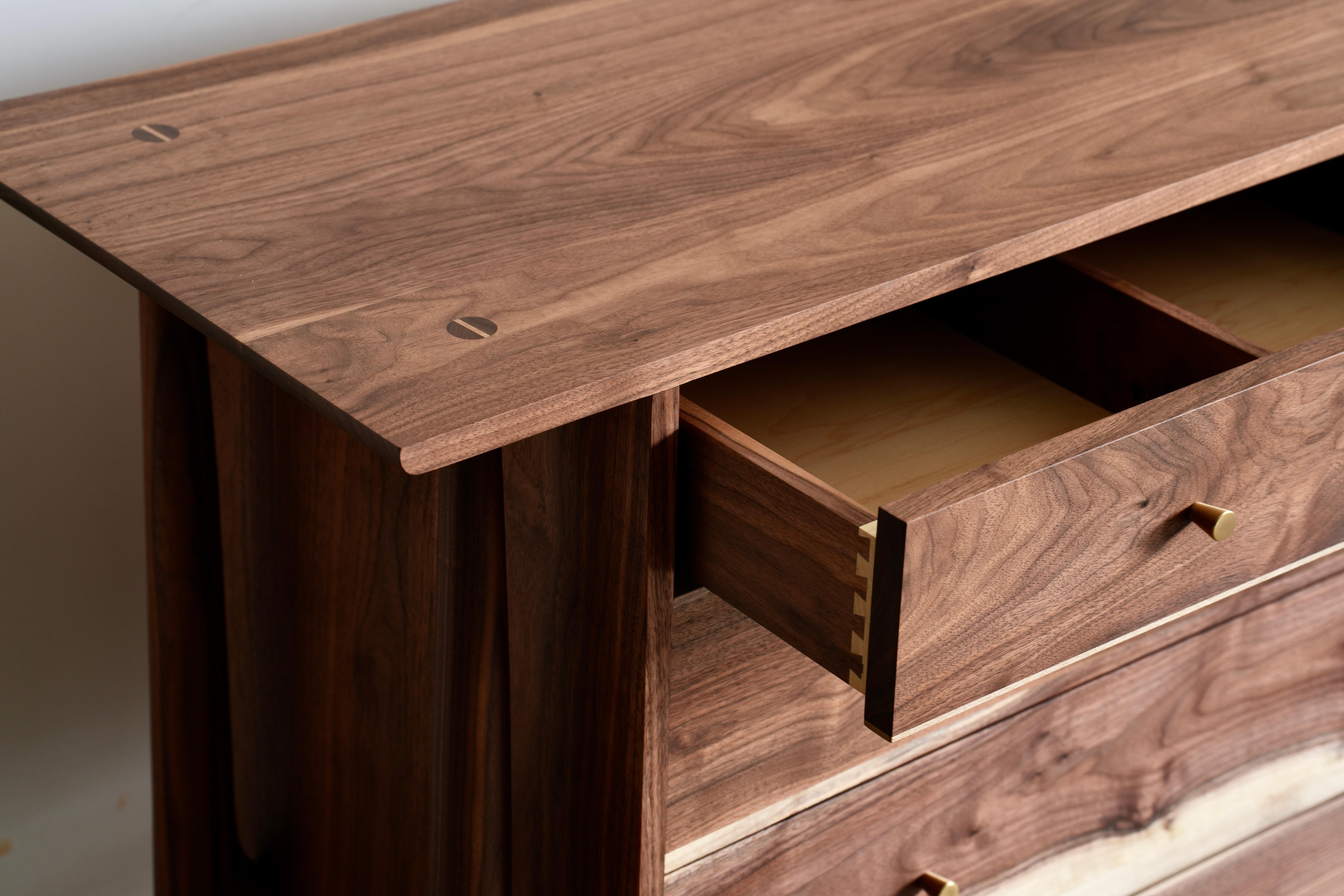 The Modernity Modern Dresser Solid Wood Push to Open Drawers (commode en bois massif à ouverture par pression) en vente 6