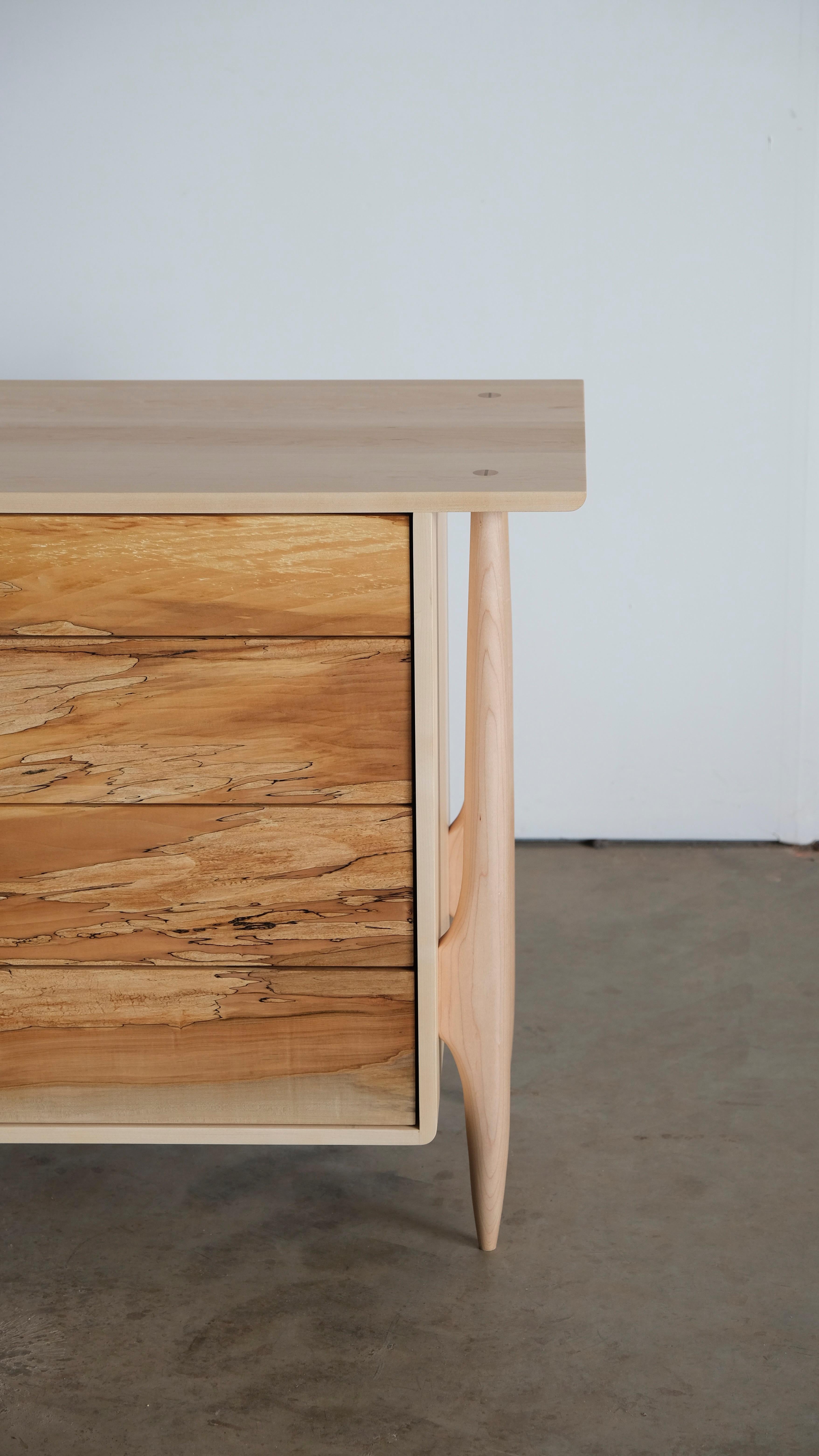 Érable The Modernity Modern Dresser Solid Wood Push to Open Drawers (commode en bois massif à ouverture par pression) en vente