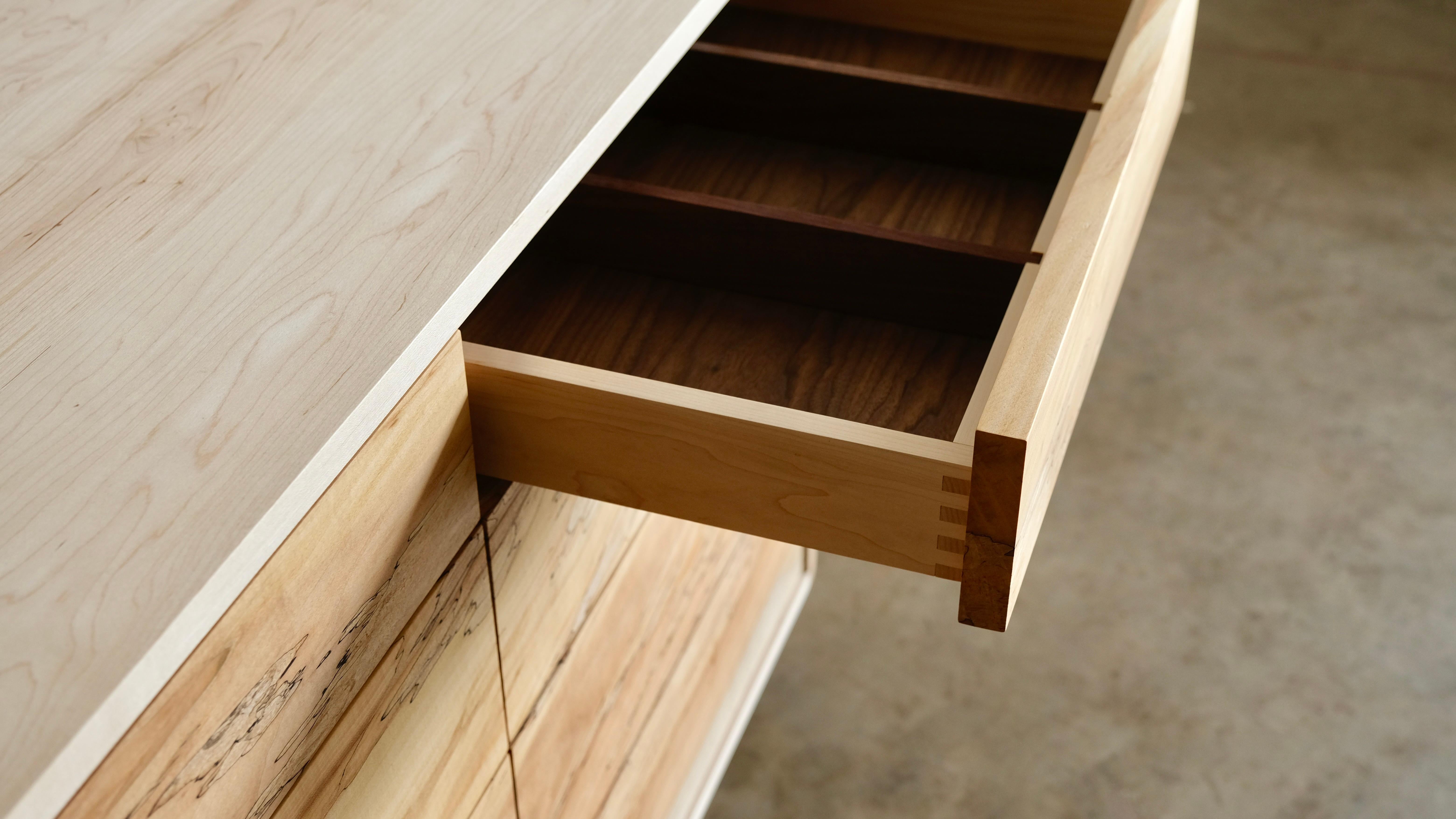 The Modernity Modern Dresser Solid Wood Push to Open Drawers (commode en bois massif à ouverture par pression) en vente 1