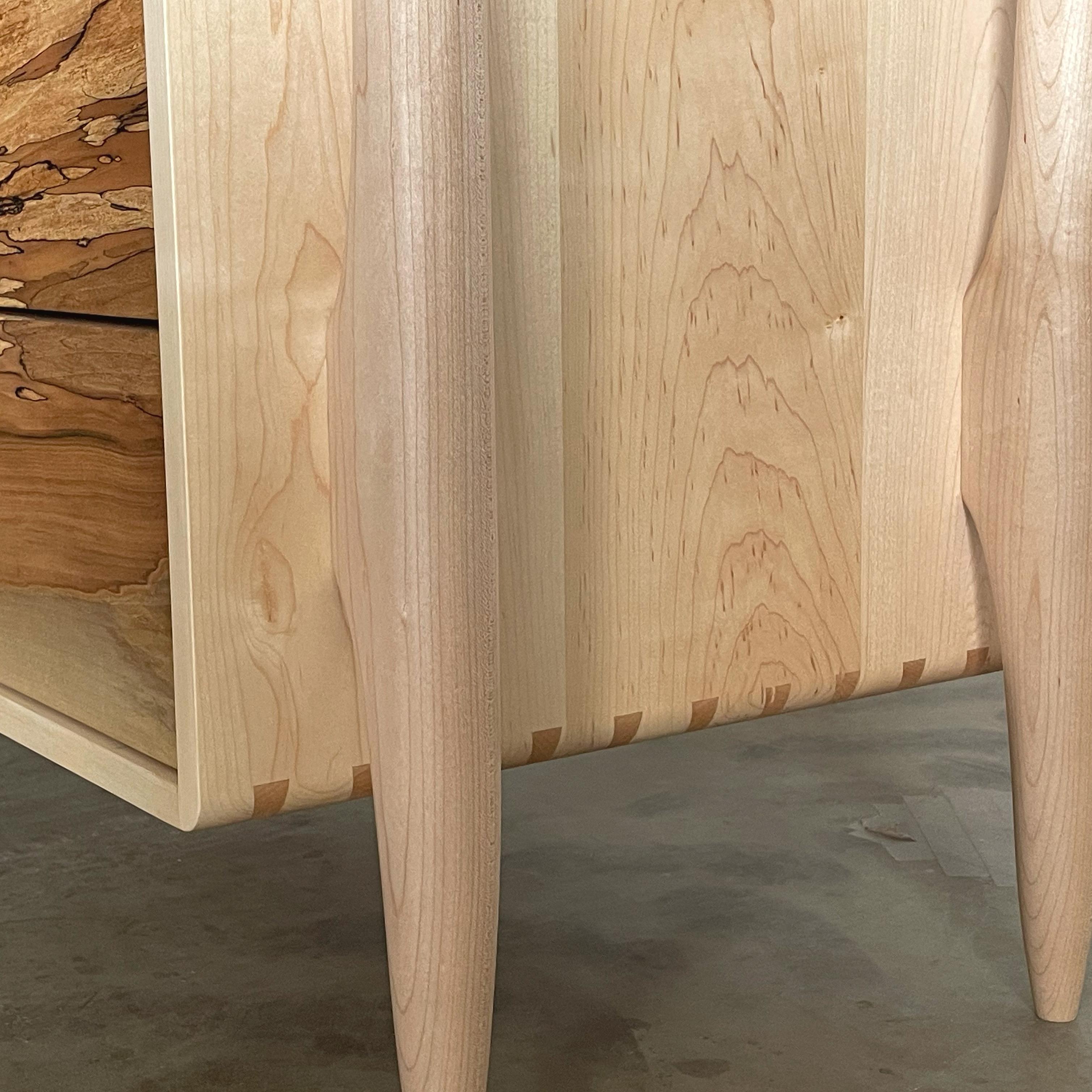The Modernity Modern Dresser Solid Wood Push to Open Drawers (commode en bois massif à ouverture par pression) en vente 2