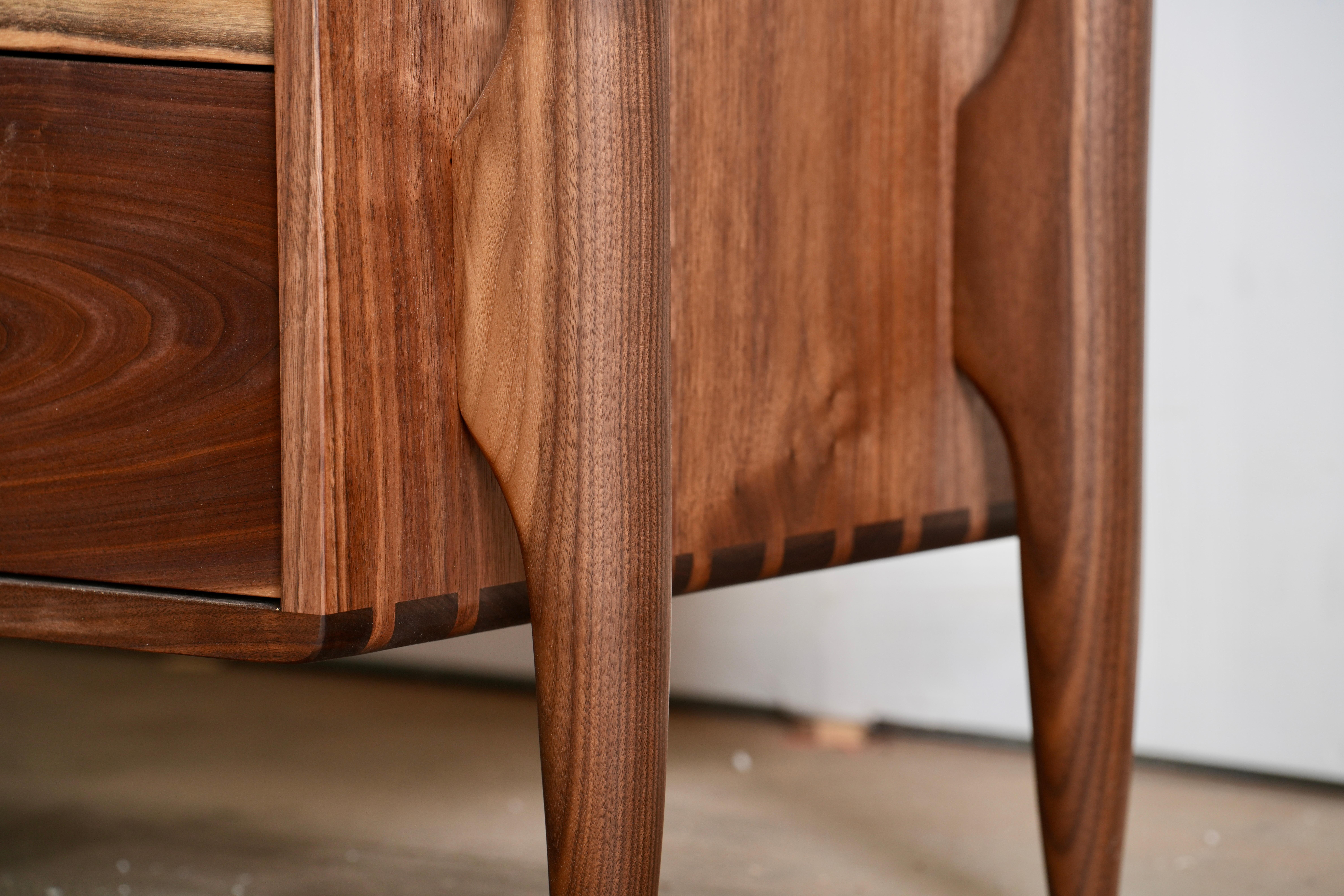 The Modernity Modern Dresser Solid Wood Push to Open Drawers (commode en bois massif à ouverture par pression) en vente 3