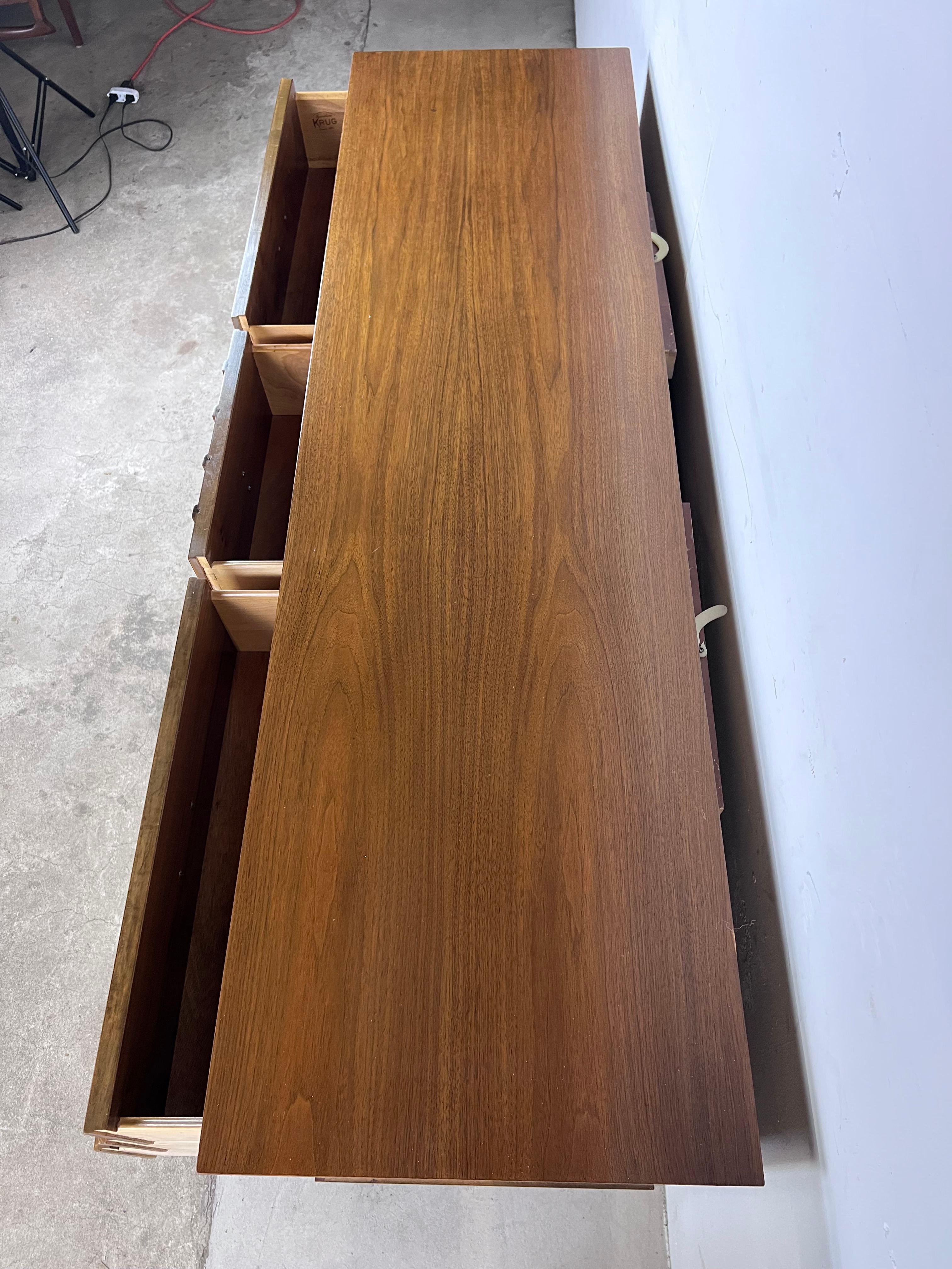 Mid-Century Modern Dresser with 9 Drawers by Rug Furniture In Good Condition In Freehold, NJ