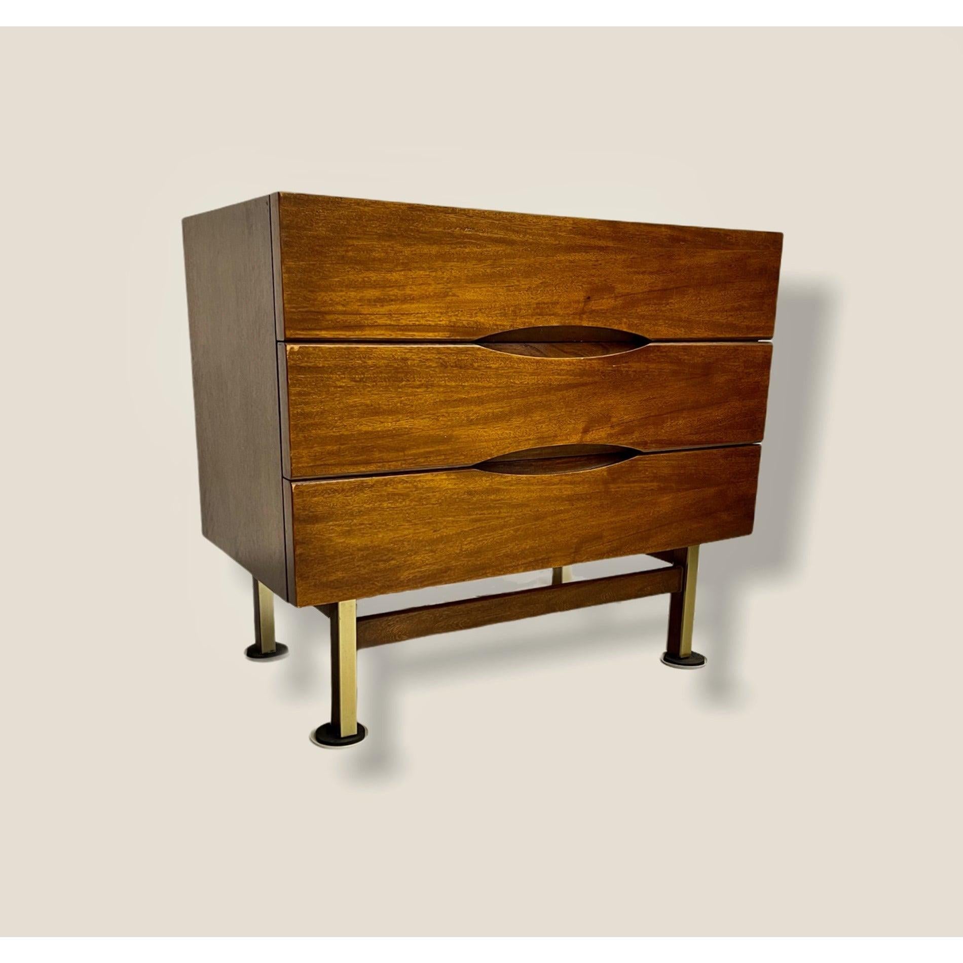 Mid Century Modern Dresser with Brass & Wooden Legs In Good Condition For Sale In Seattle, WA