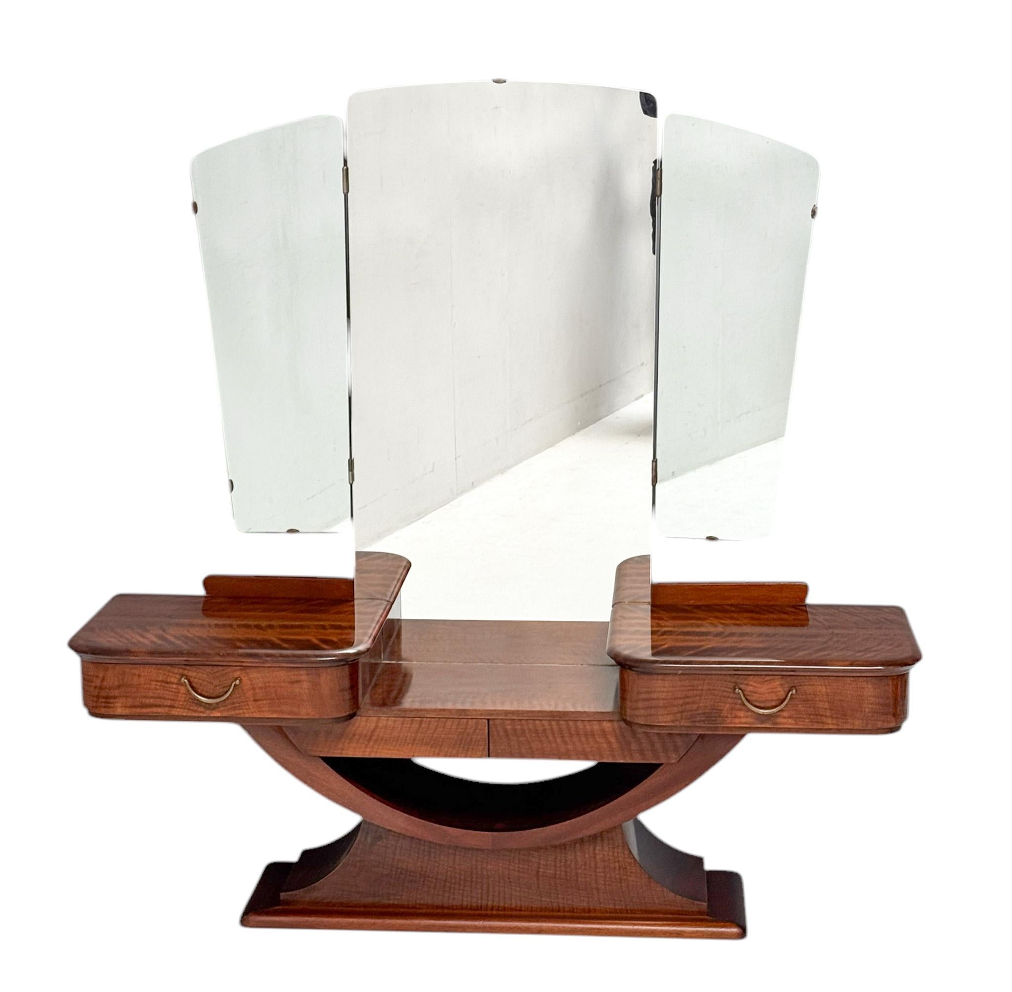 Stunning and elegant Mid-Century Modern dressing table or vanity.
Design by A.A. Patijn for Zijlstra.
Striking Dutch design from the 1960s.
Solid walnut and walnut veneer base with original patinated brass handles on the drawers.
Original