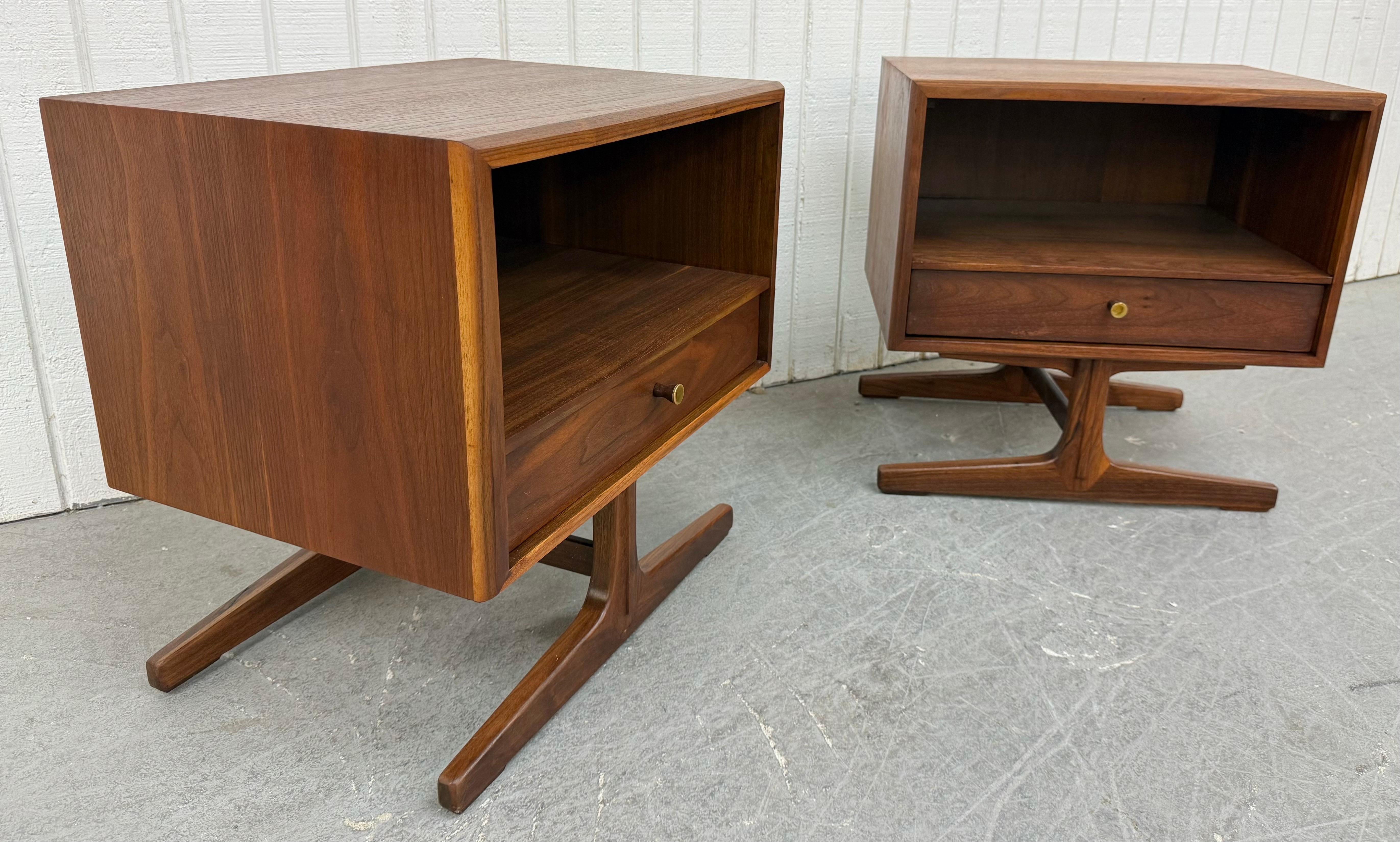 This listing is for a pair of Mid-Century Modern Drexel “Apart Mates” Walnut Nightstands. Featuring a straight line design, single drawer with brass pull, modern pedestal base legs, and a beautiful walnut finish. This is an exceptional combination