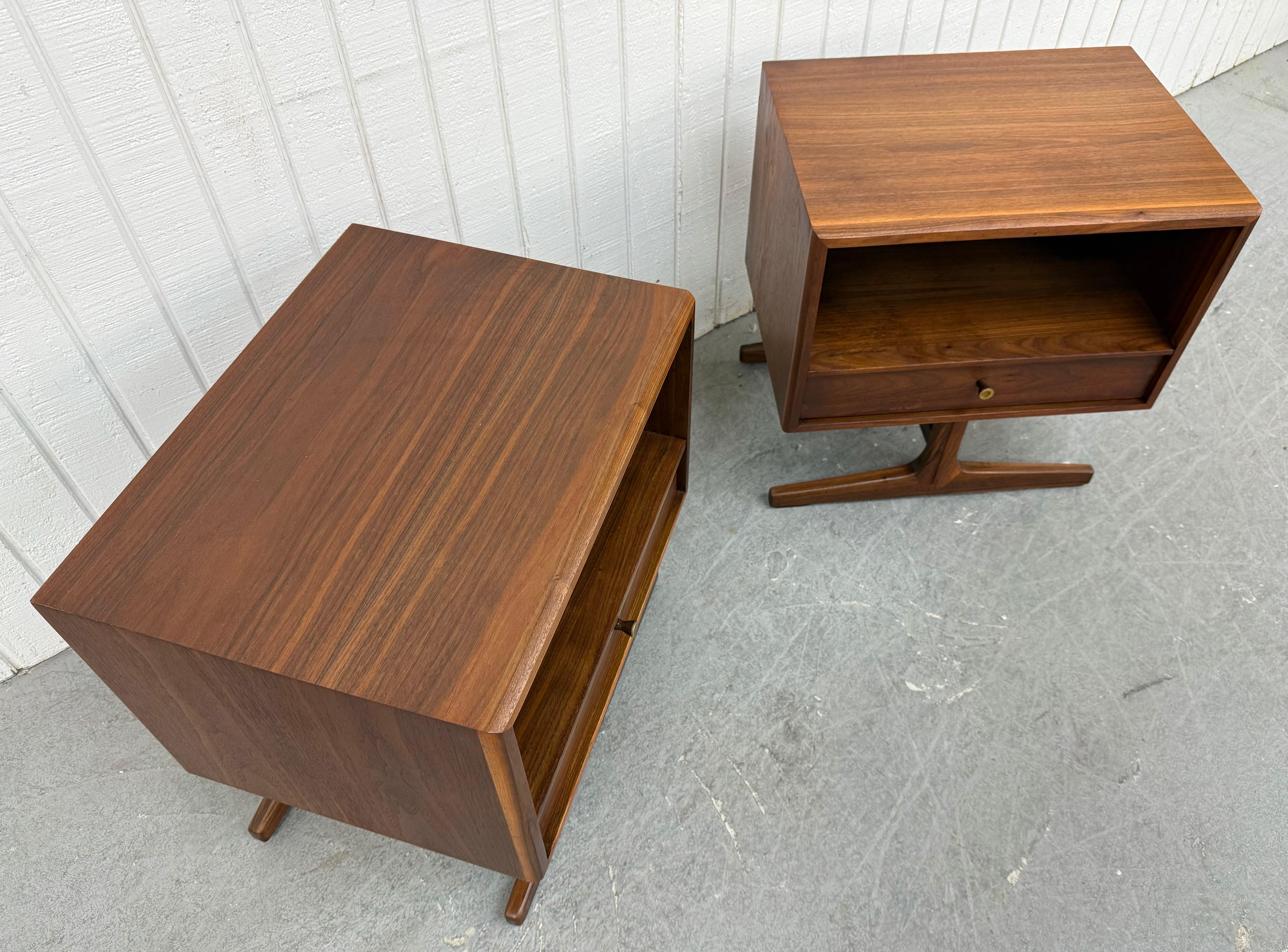 Mid-Century Modern Drexel “Apart Mates” Walnut Nightstands - Set of 2 In Good Condition In Clarksboro, NJ