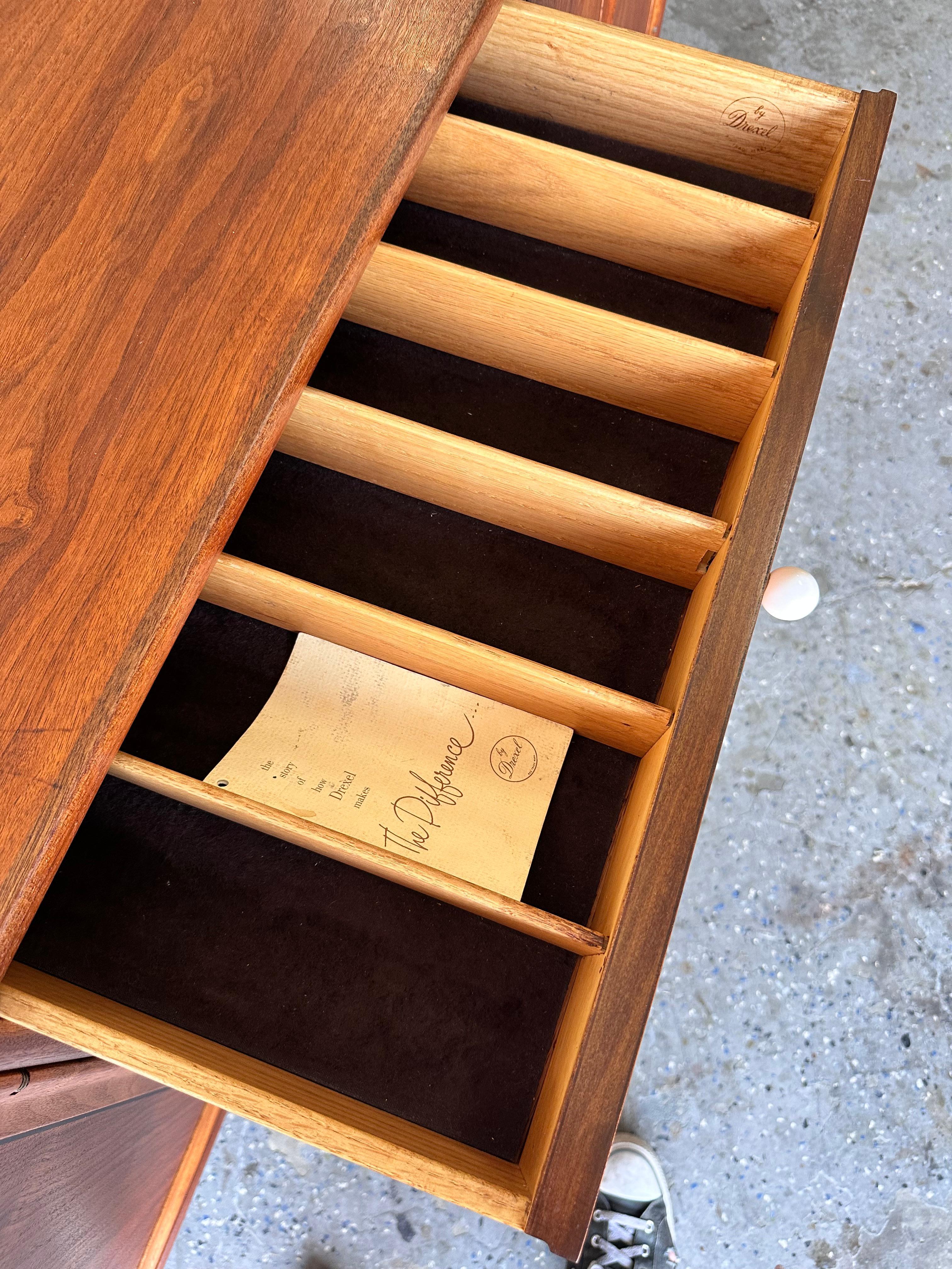 Crédence / Buffet de déclaration Drexel mi-siècle moderne en vente 3