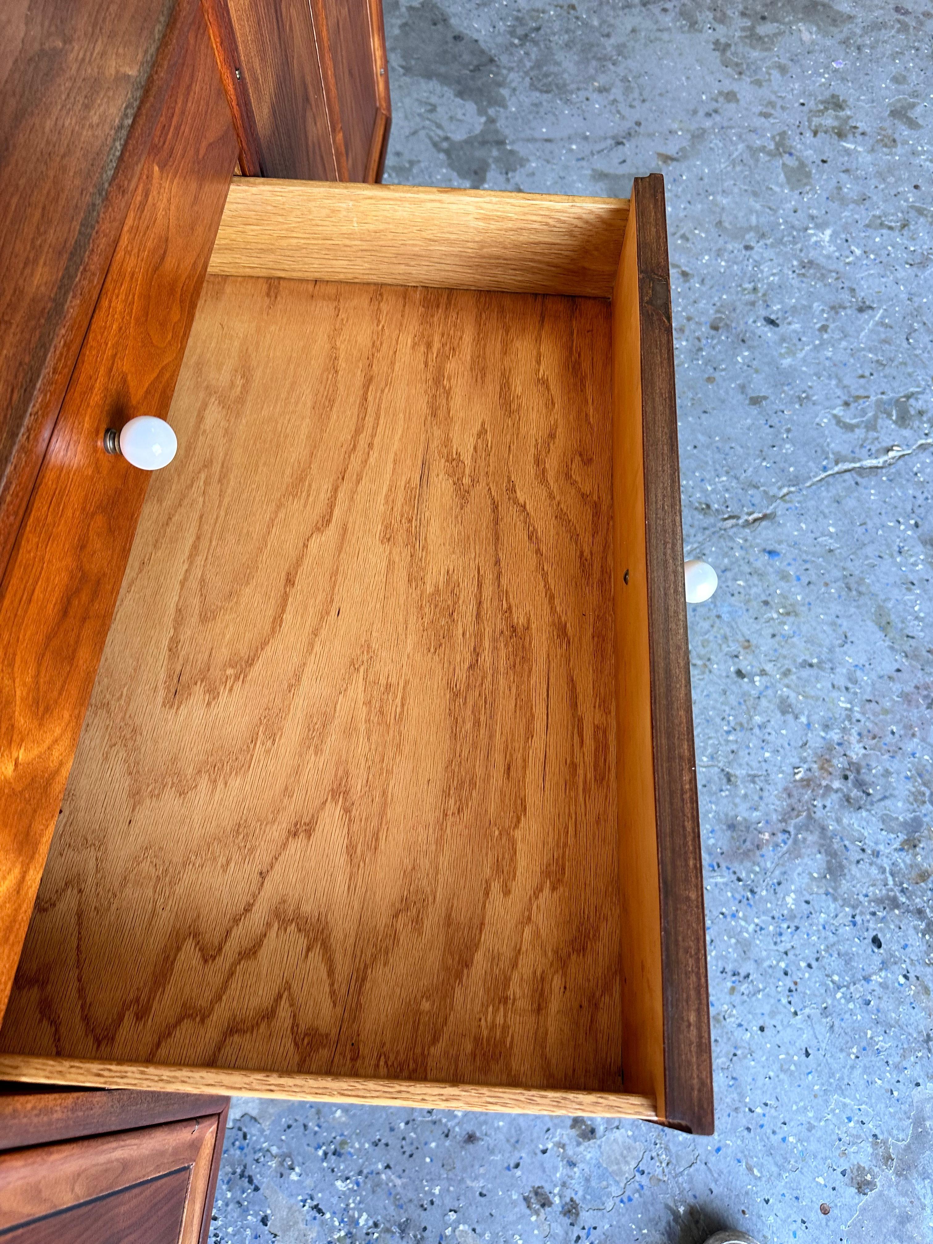 Crédence / Buffet de déclaration Drexel mi-siècle moderne en vente 4