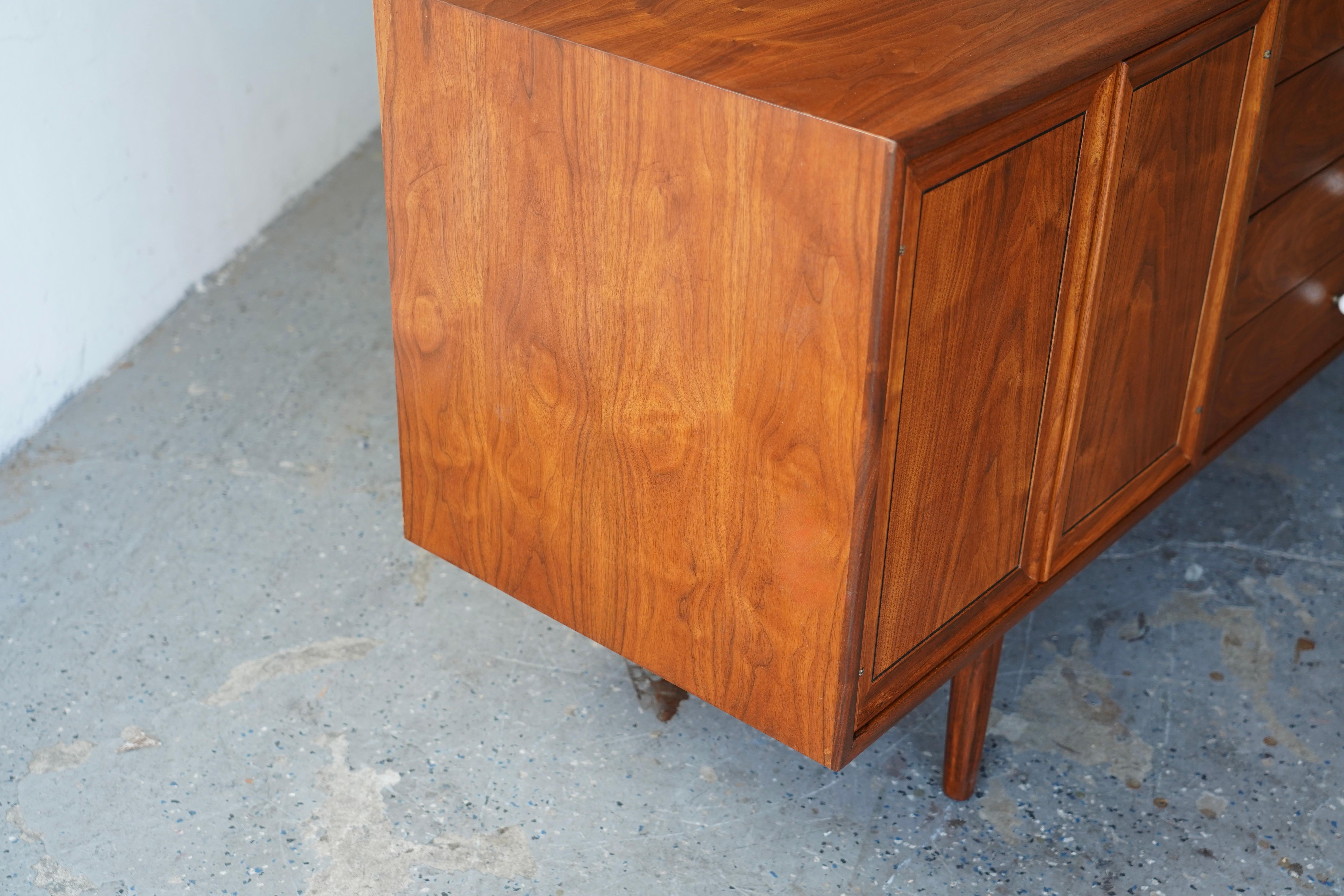 Mid-Century Modern Crédence / Buffet de déclaration Drexel mi-siècle moderne en vente