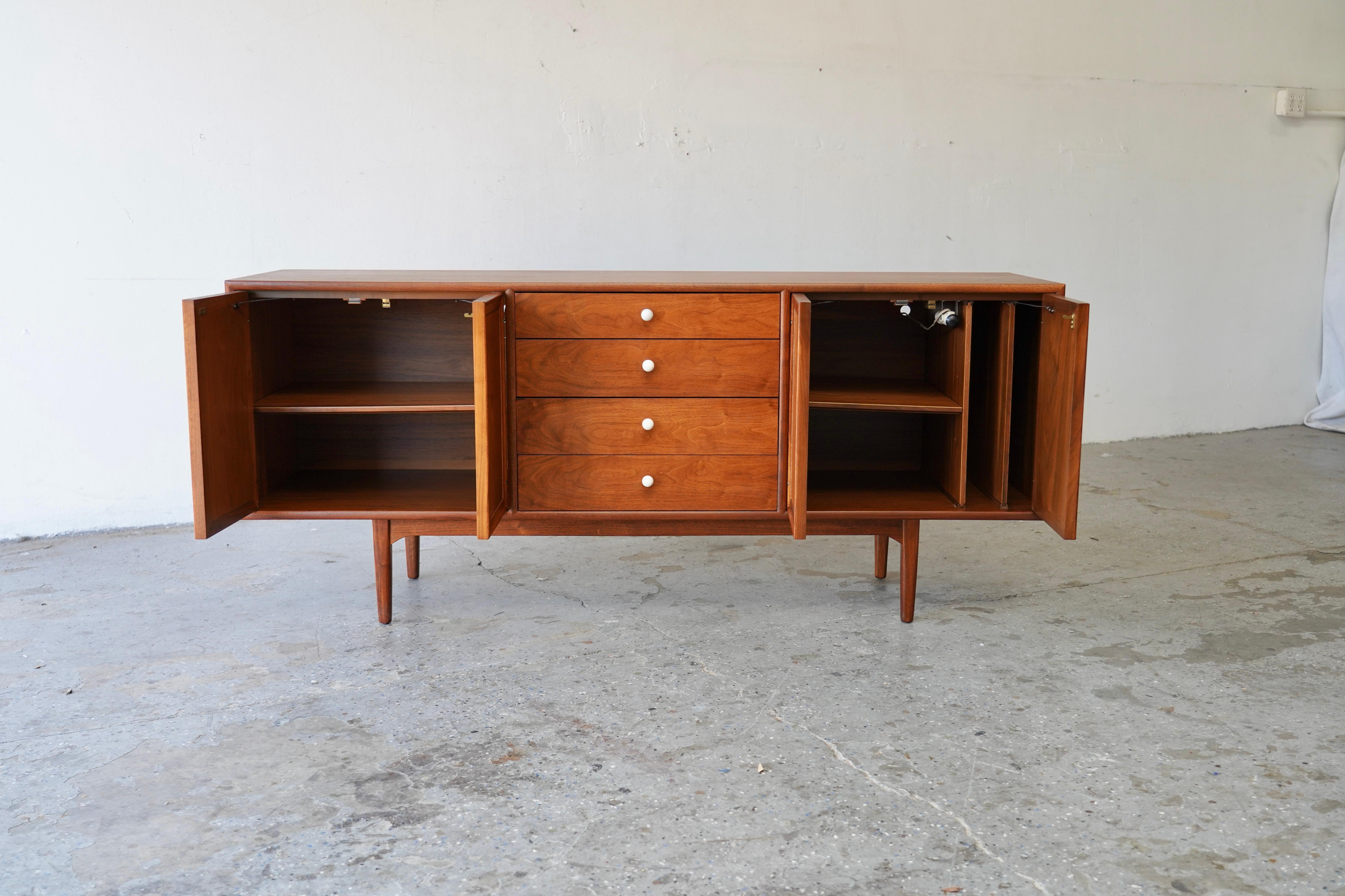 Crédence / Buffet de déclaration Drexel mi-siècle moderne Bon état - En vente à Las Vegas, NV