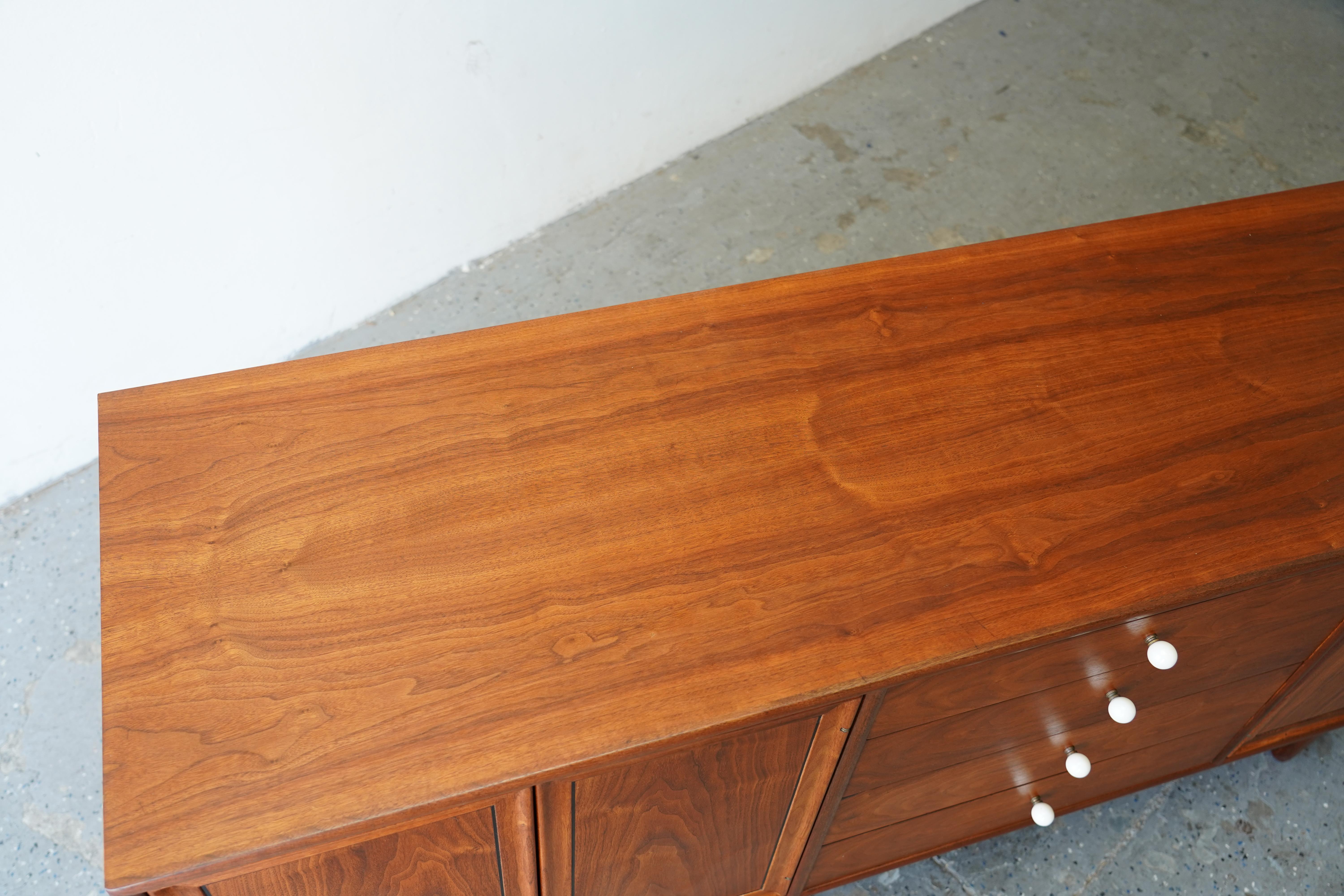 Milieu du XXe siècle Crédence / Buffet de déclaration Drexel mi-siècle moderne en vente