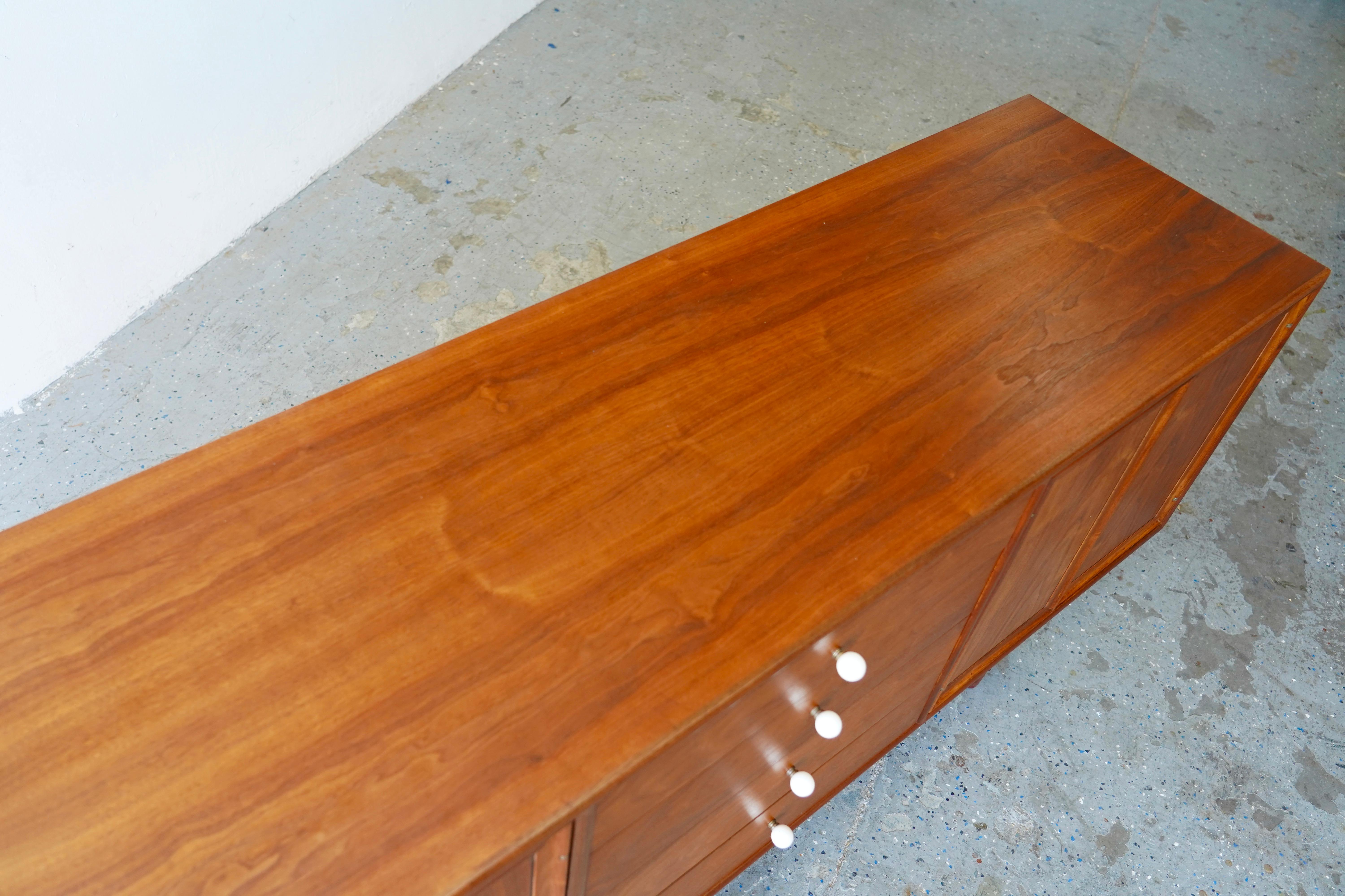 Noyer Crédence / Buffet de déclaration Drexel mi-siècle moderne en vente