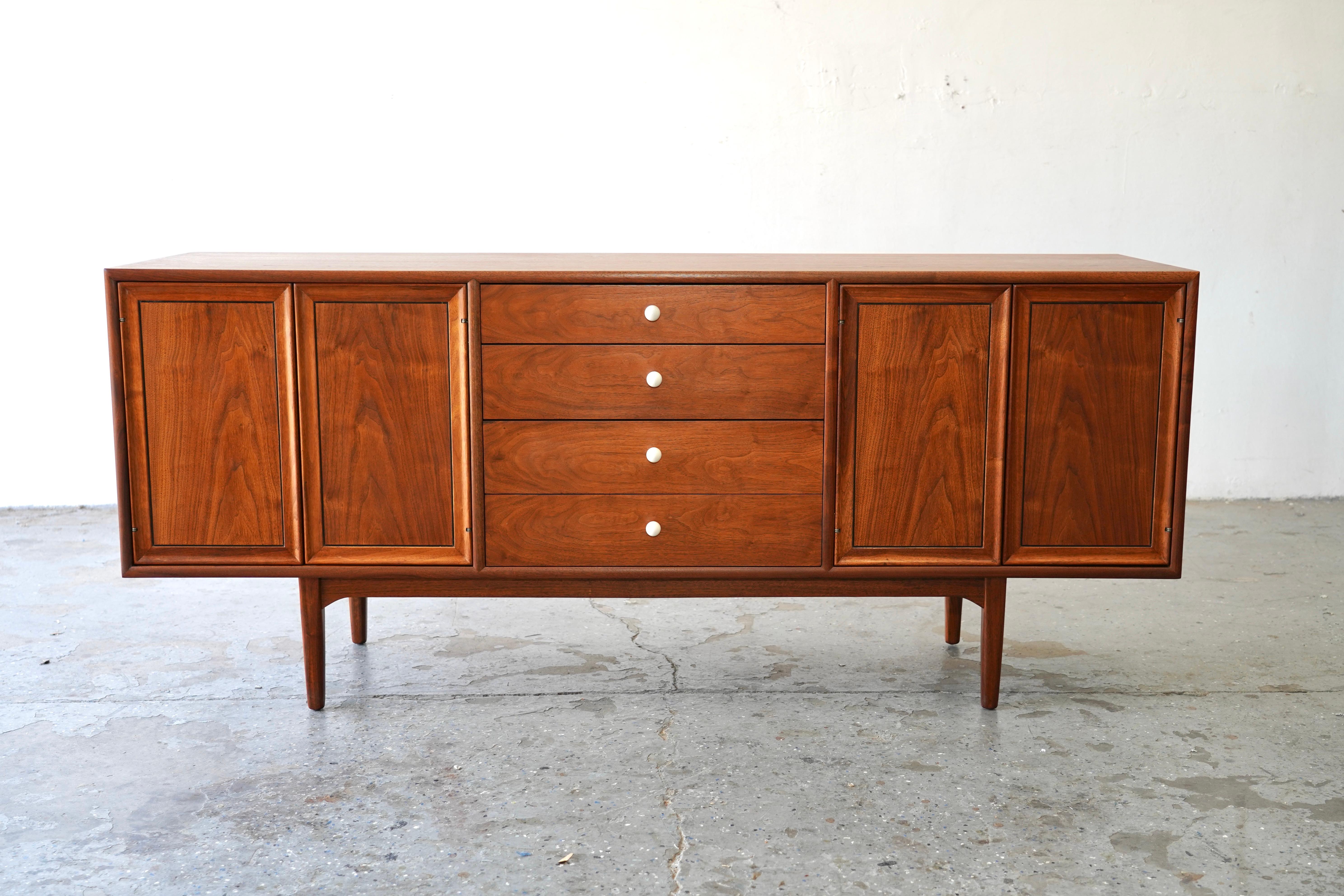 Crédence / Buffet de déclaration Drexel mi-siècle moderne en vente 1