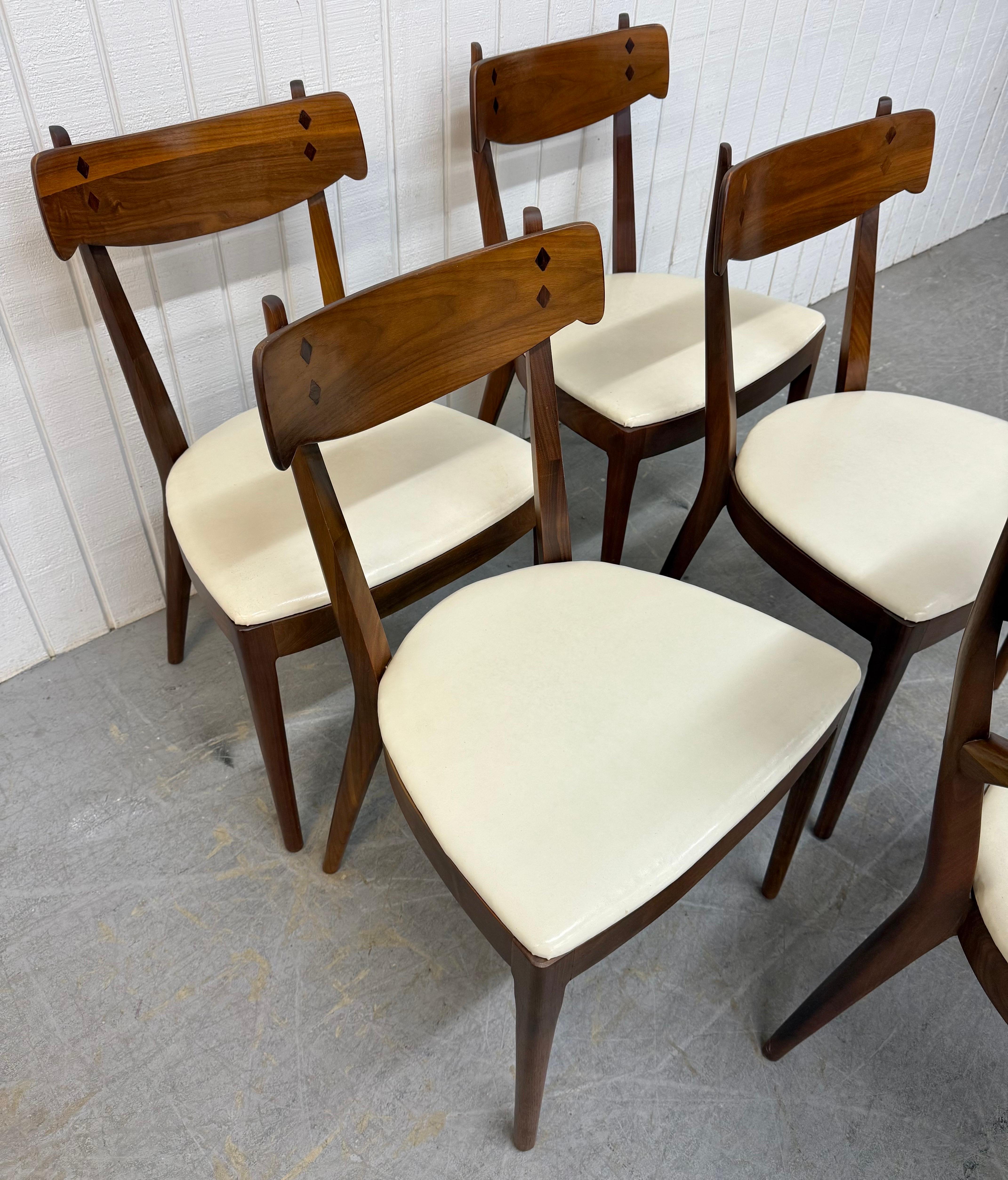 Questo annuncio si riferisce a un set di cinque sedie da pranzo in legno di noce della Dichiarazione di Drexel, un'opera moderna di metà secolo. Whiting: una poltrona, quattro sedie laterali, schienali in legno con intarsi a diamante, gambe moderne,