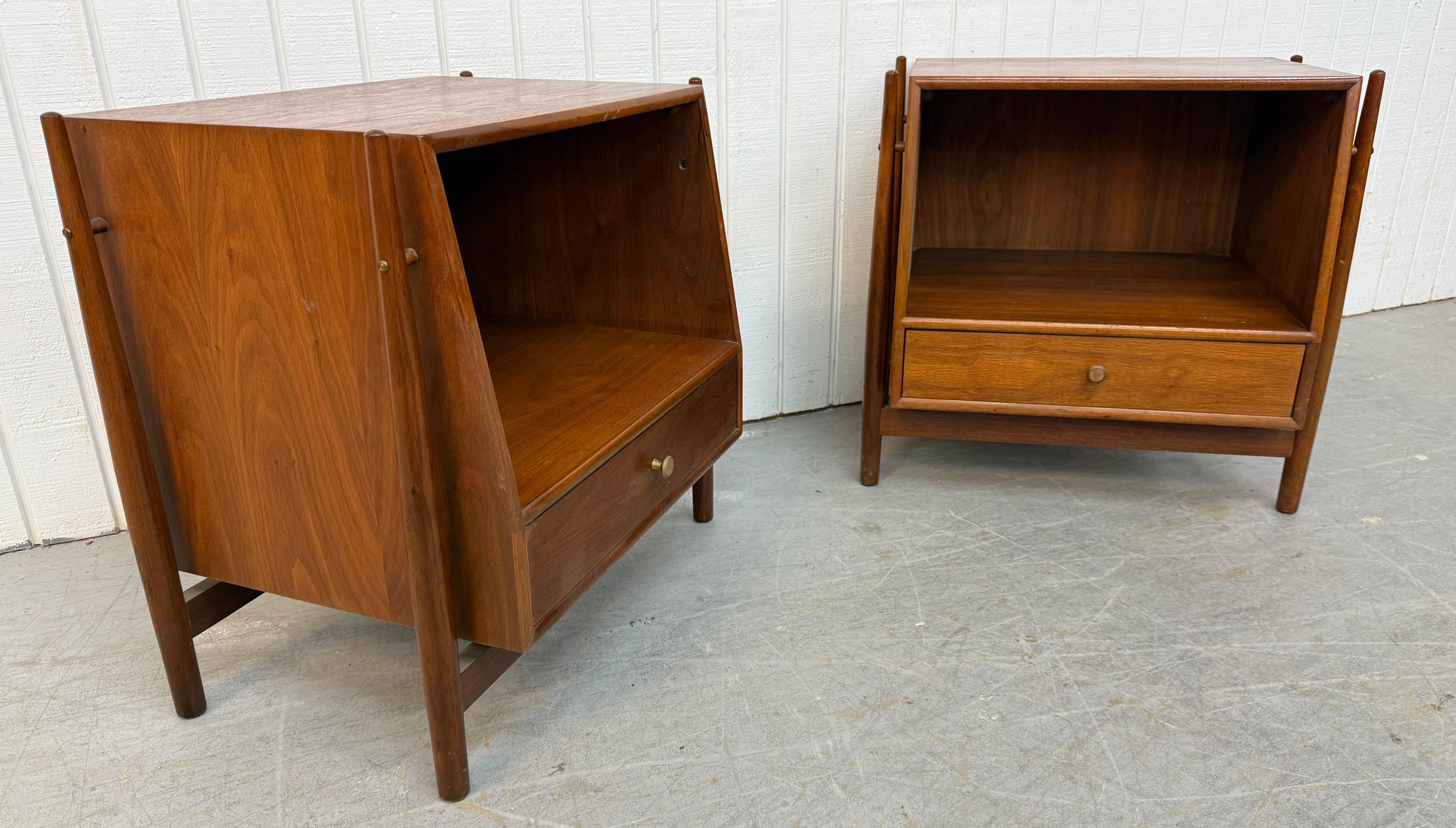 Cette annonce concerne une paire de tables de nuit en noyer de la Déclaration de Drexel, de style moderne du milieu du siècle. Avec un design flottant, de longs pieds modernes fixés à l'extérieur, un seul tiroir avec un espace de rangement ouvert