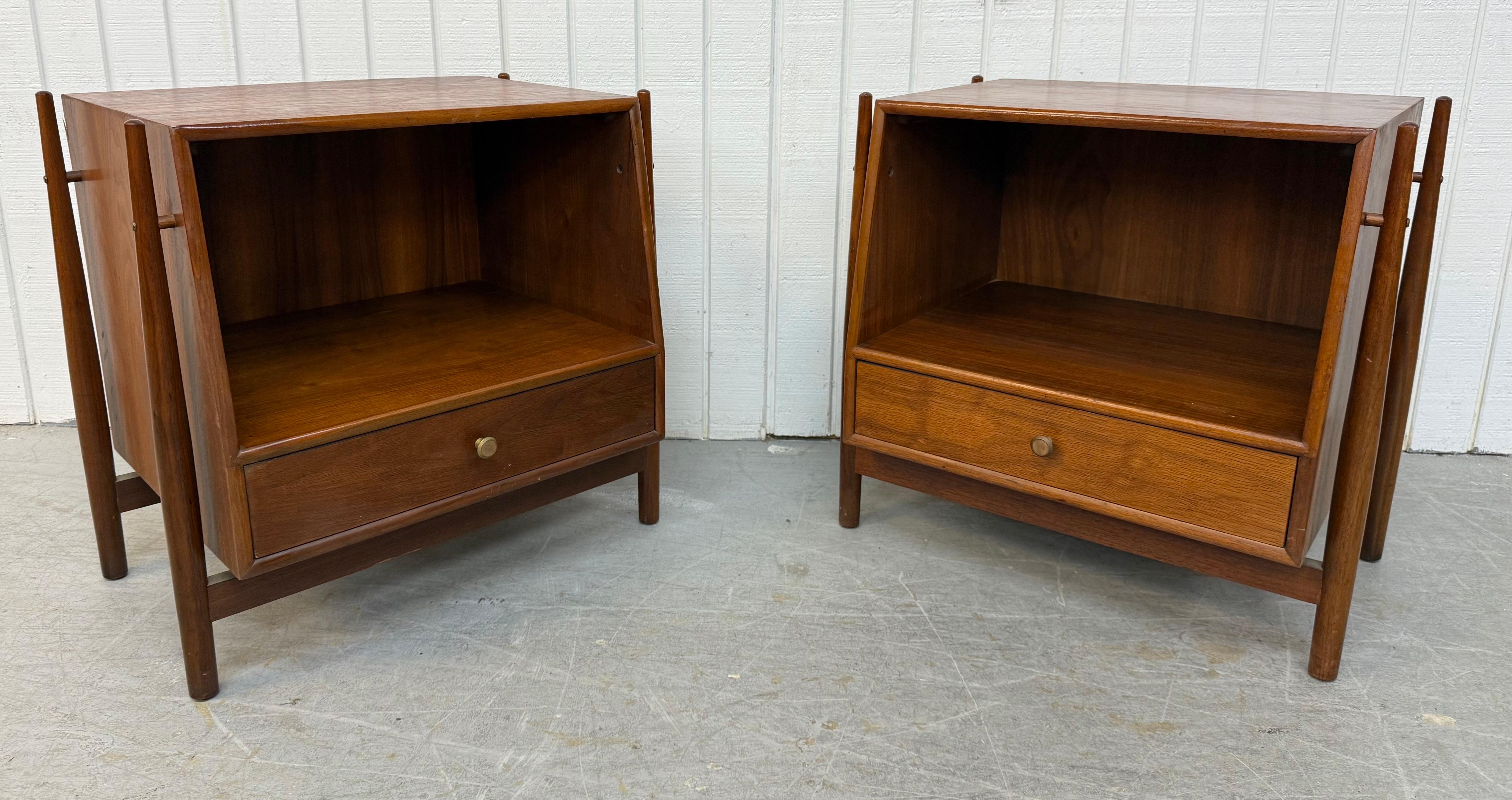 Mid-Century Modern Tables de nuit en noyer The Moderns Drexel - Lot de 2 en vente