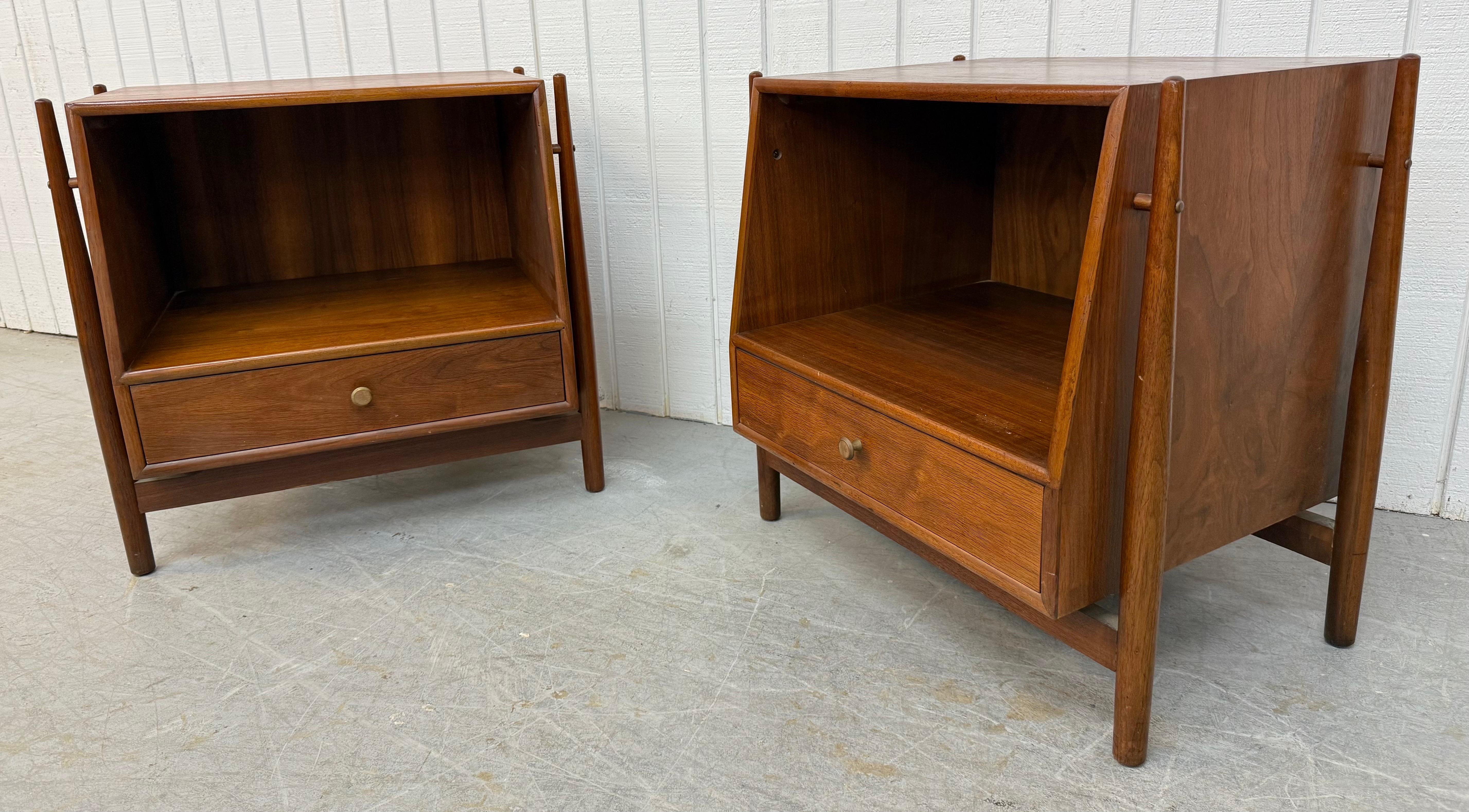 Américain Tables de nuit en noyer The Moderns Drexel - Lot de 2 en vente