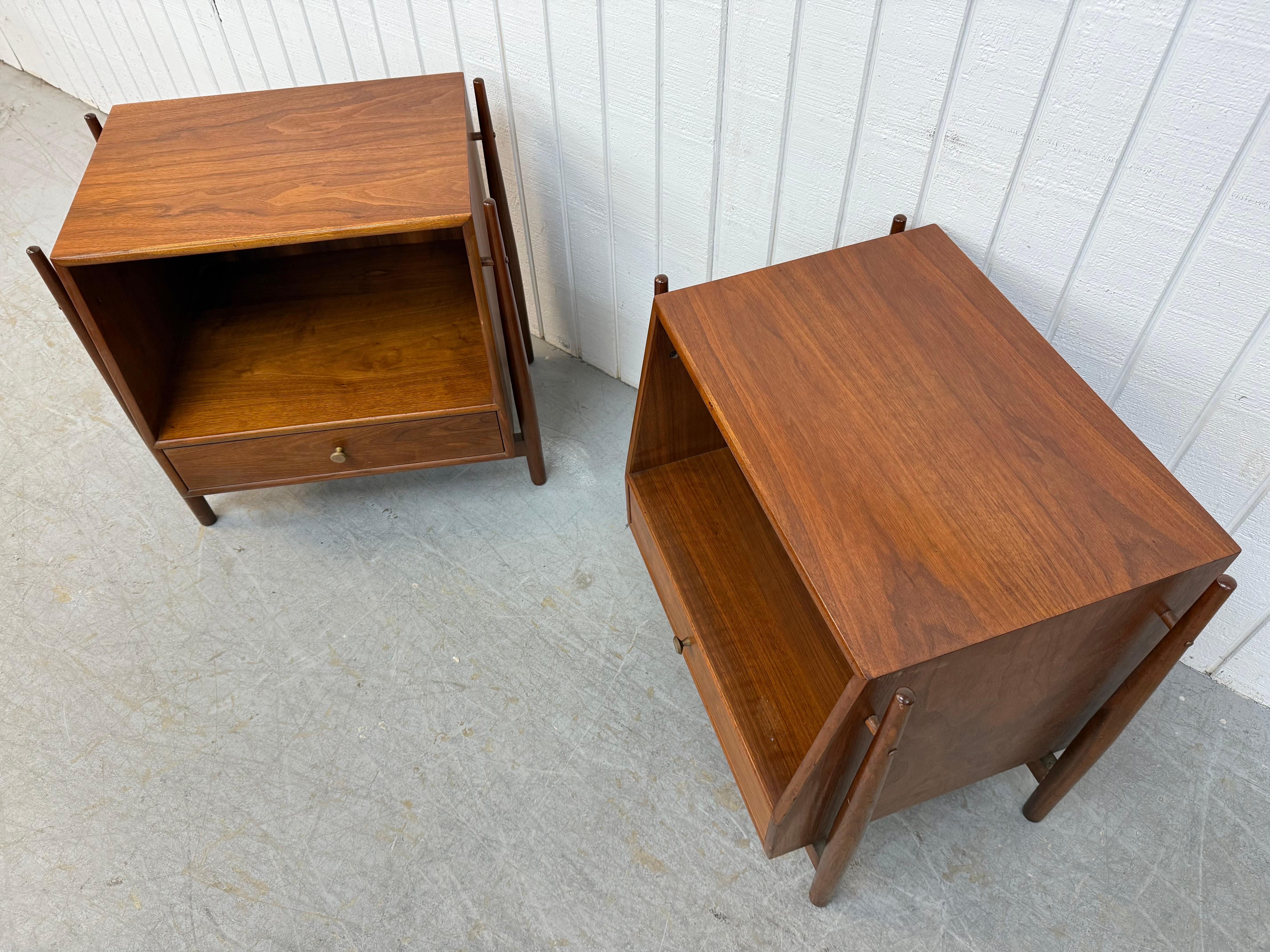 20ième siècle Tables de nuit en noyer The Moderns Drexel - Lot de 2 en vente