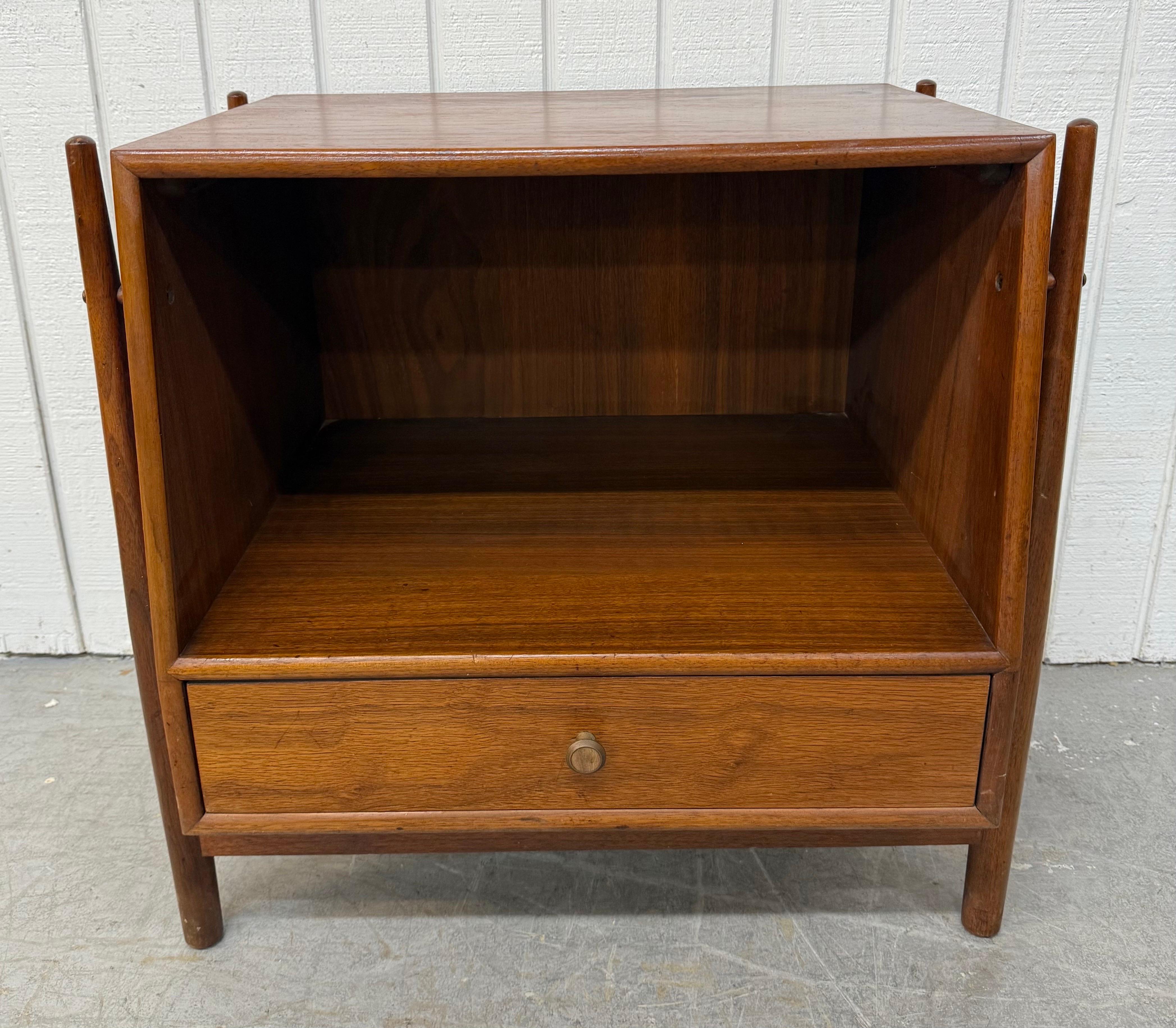 Laiton Tables de nuit en noyer The Moderns Drexel - Lot de 2 en vente