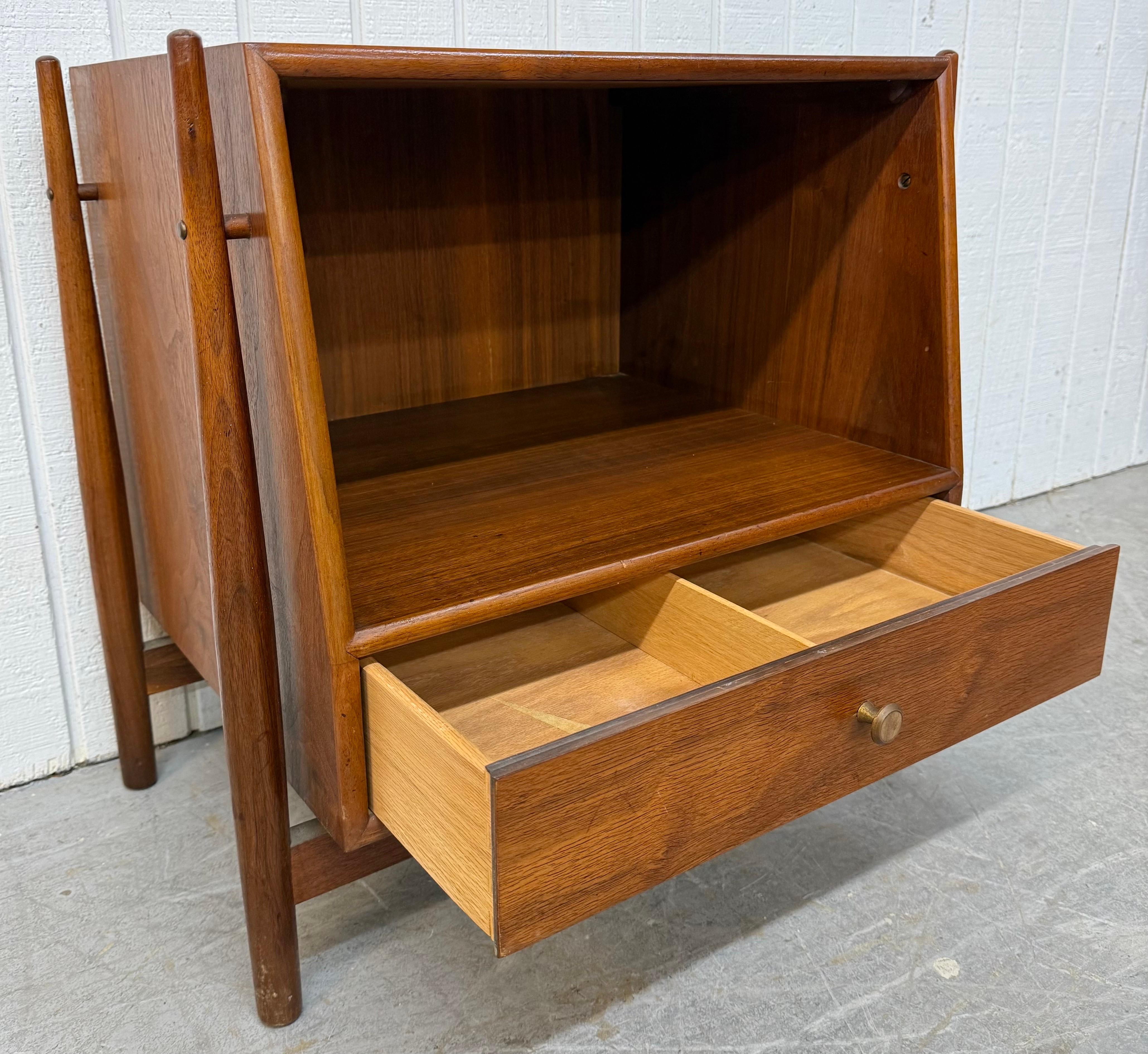 Tables de nuit en noyer The Moderns Drexel - Lot de 2 en vente 1