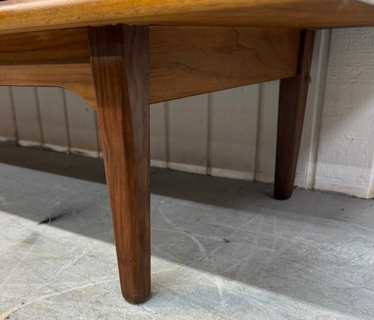 Credenza in legno di noce con dichiarazione di Drexel, metà del secolo scorso in vendita 3