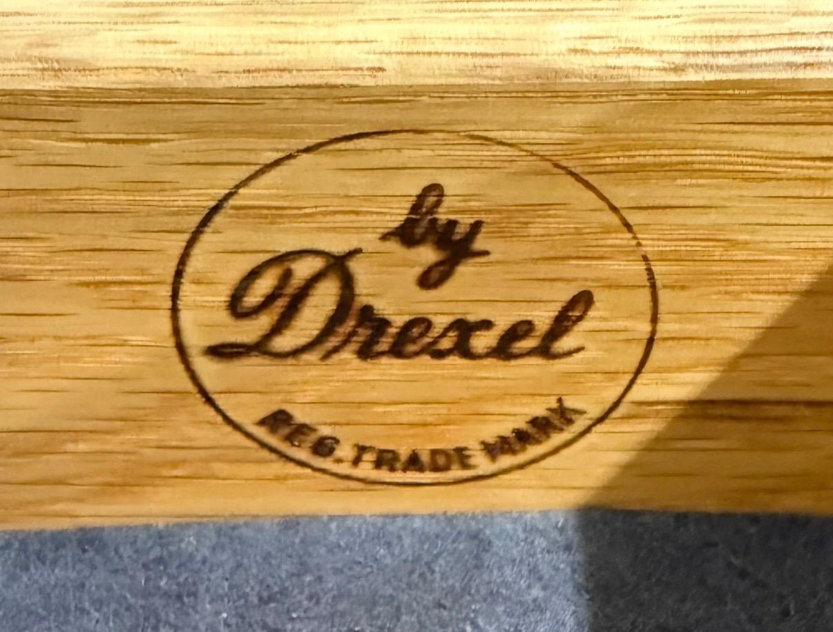 Credenza in legno di noce con dichiarazione di Drexel, metà del secolo scorso in vendita 4