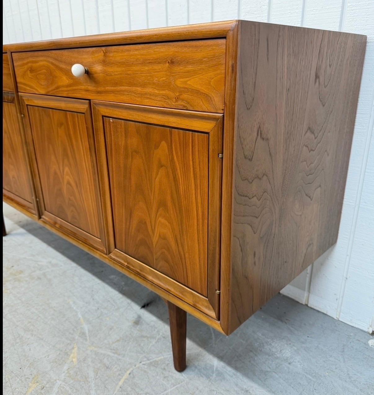 Mid-Century moderno Credenza in legno di noce con dichiarazione di Drexel, metà del secolo scorso in vendita