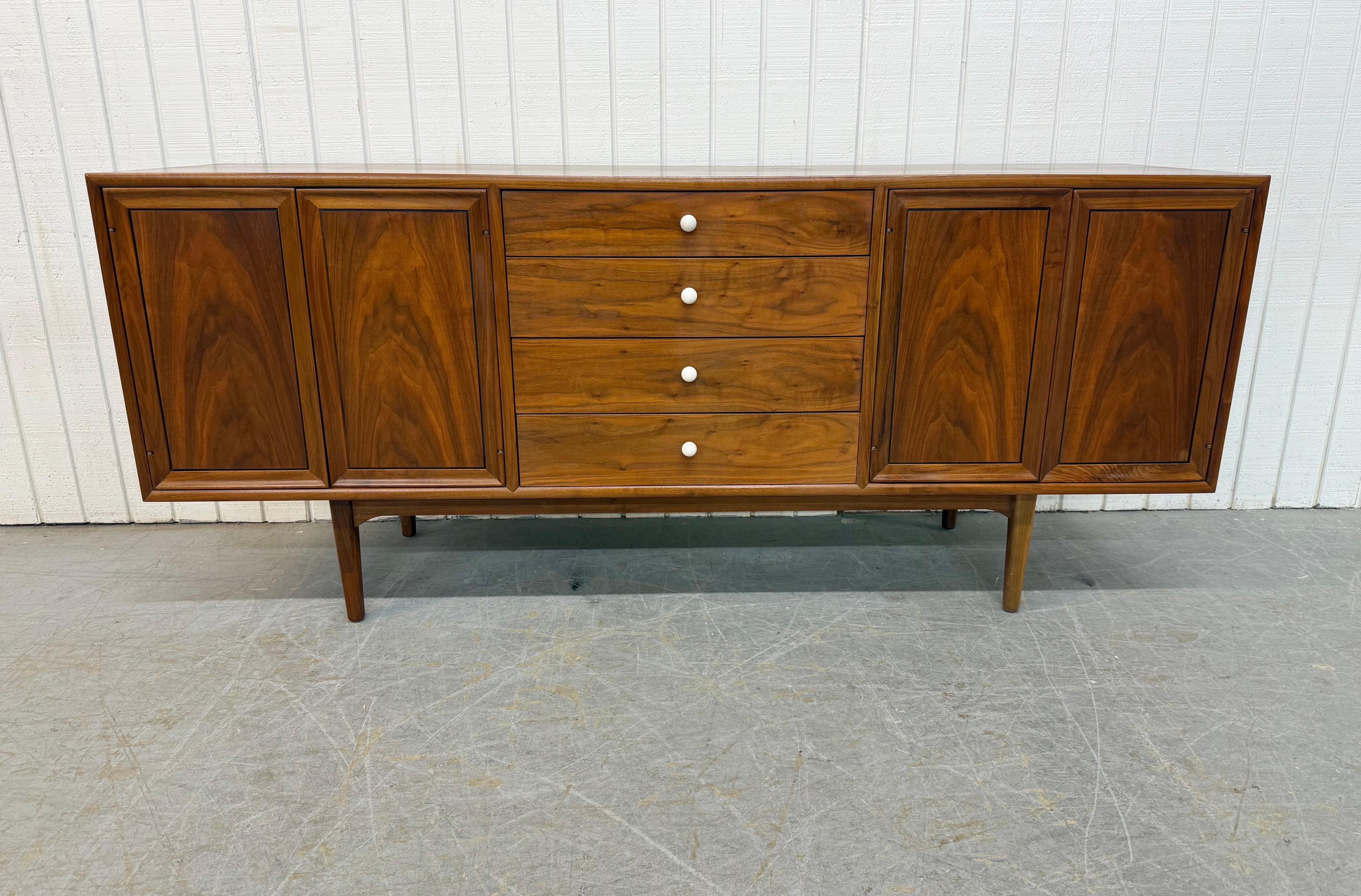 Mid-Century moderno Mid-Century Modern Drexel Declaration Walnut Sideboard in vendita