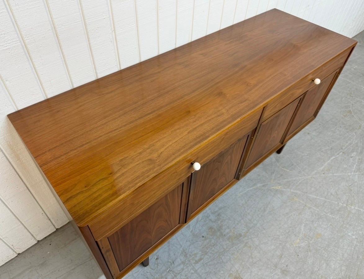 Americano Credenza in legno di noce con dichiarazione di Drexel, metà del secolo scorso in vendita