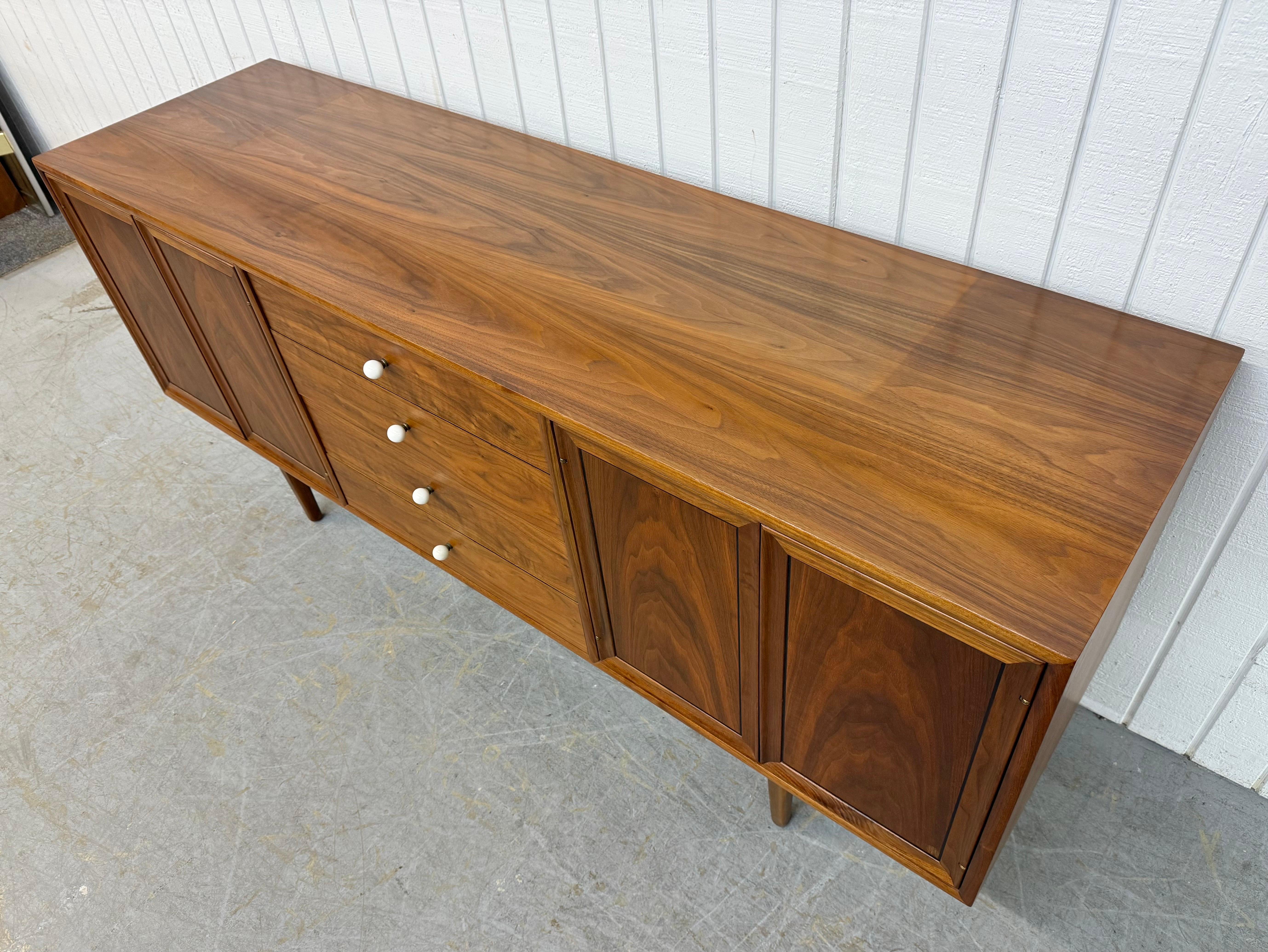 Americano Mid-Century Modern Drexel Declaration Walnut Sideboard in vendita