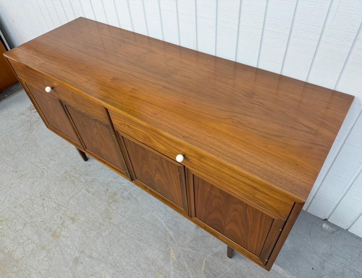 Credenza in legno di noce con dichiarazione di Drexel, metà del secolo scorso In condizioni buone in vendita a Clarksboro, NJ