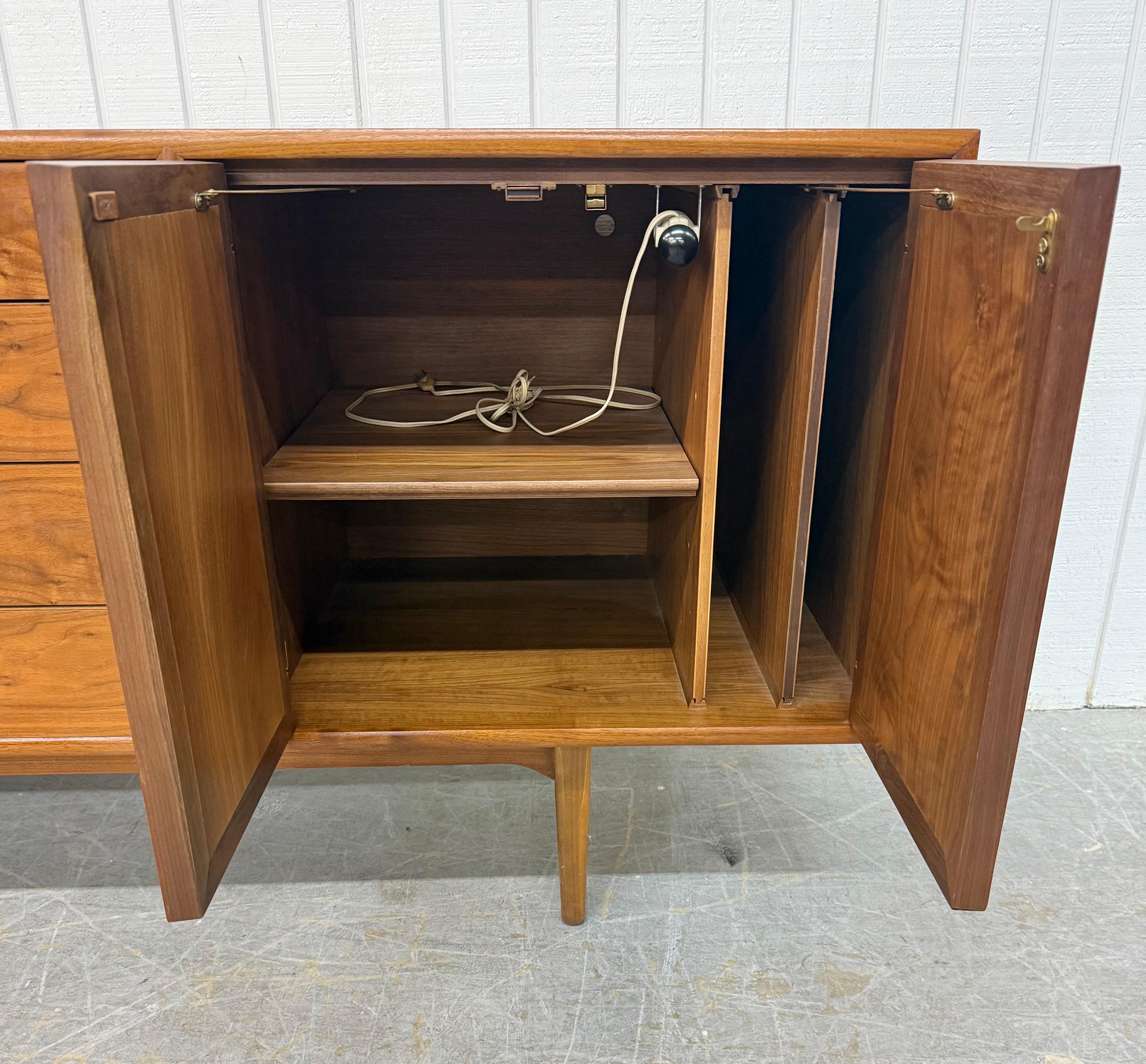 Mid-Century Modern Drexel Declaration Walnut Sideboard In condizioni buone in vendita a Clarksboro, NJ