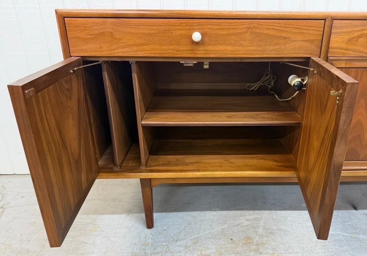 Metà XX secolo Credenza in legno di noce con dichiarazione di Drexel, metà del secolo scorso in vendita