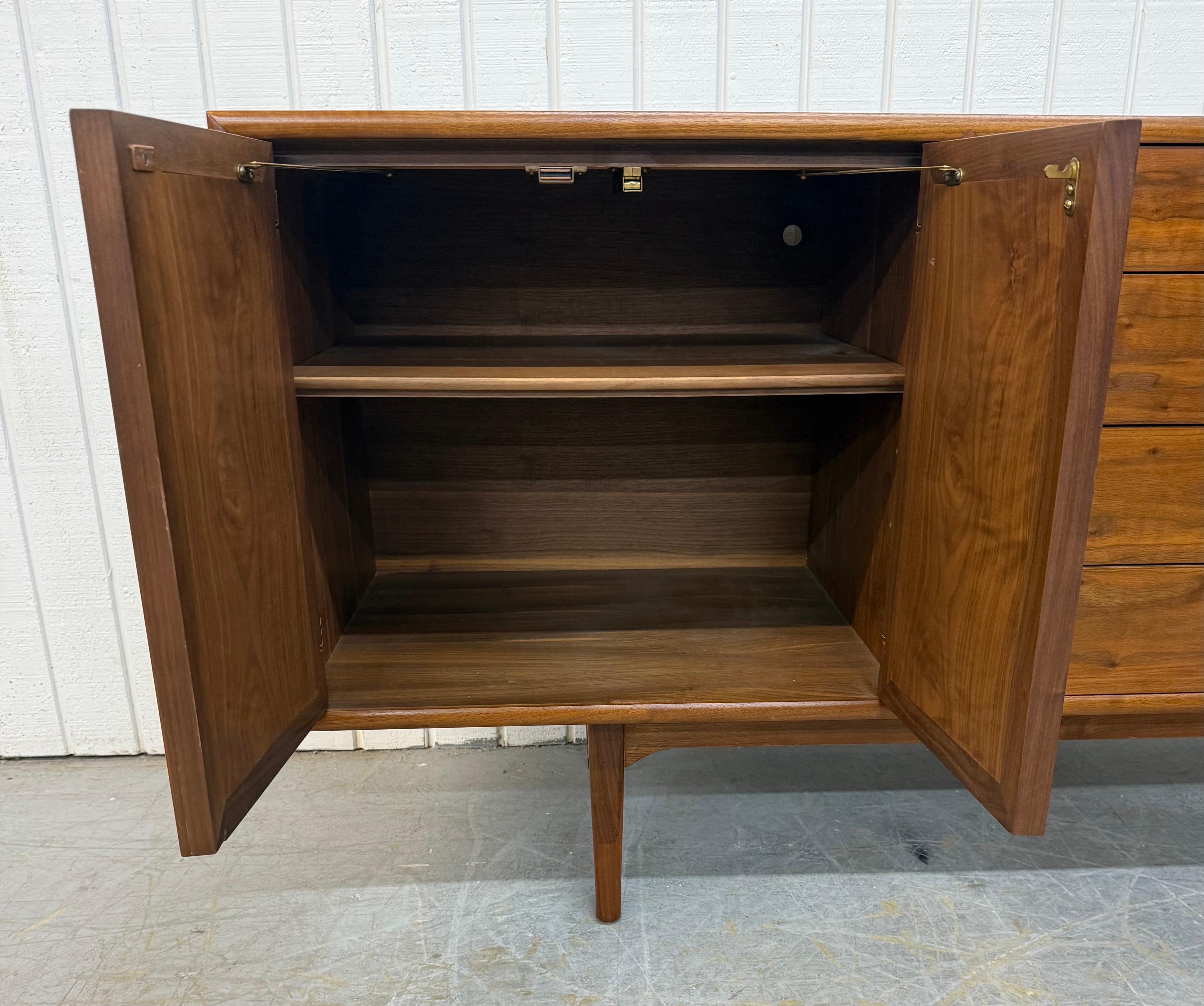 Metà XX secolo Mid-Century Modern Drexel Declaration Walnut Sideboard in vendita