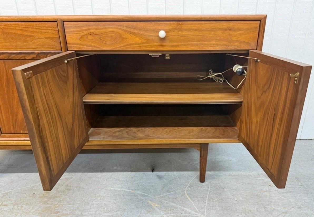Vetro lattimo Credenza in legno di noce con dichiarazione di Drexel, metà del secolo scorso in vendita