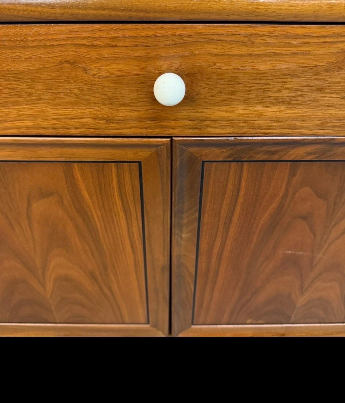 Credenza in legno di noce con dichiarazione di Drexel, metà del secolo scorso in vendita 2
