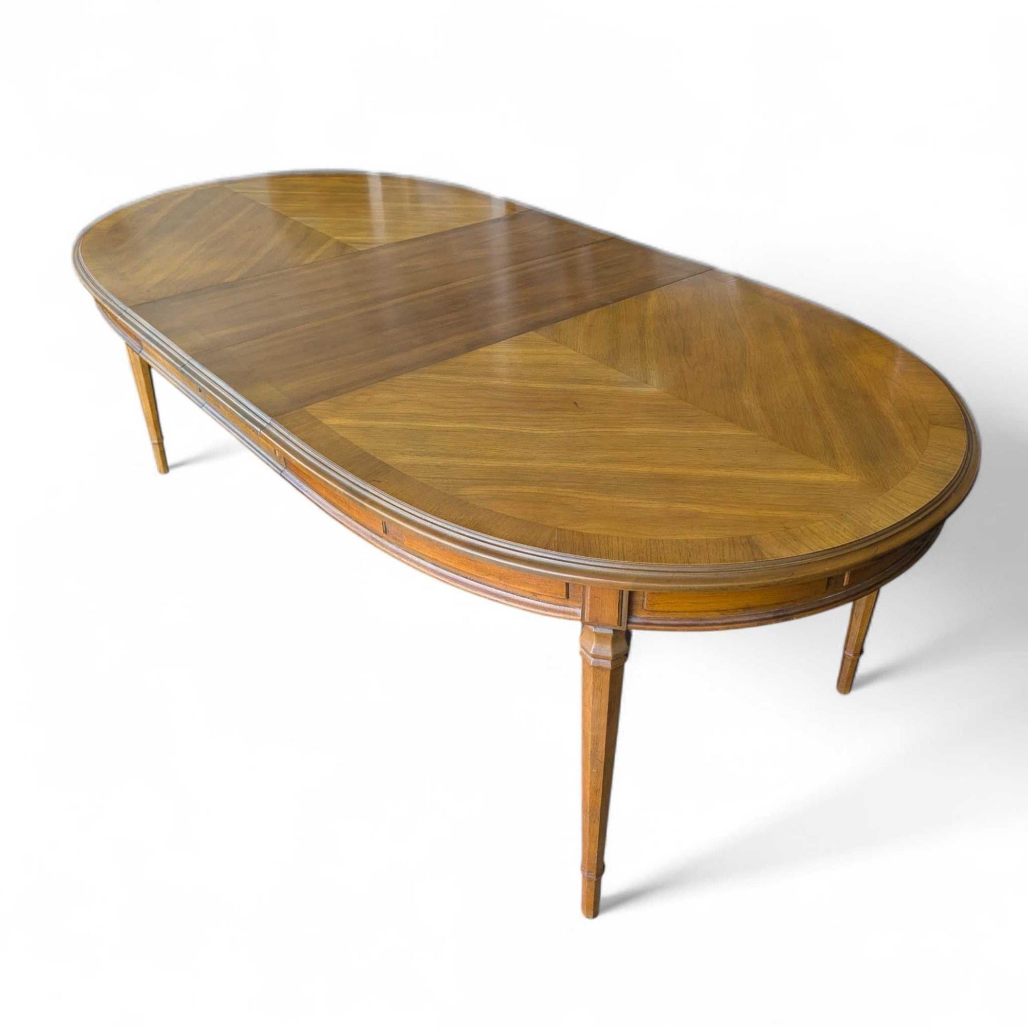 Drexel “Esperanto” Dining Table in Walnut, Mid-Century Modern, 1960s

An elegant Mid-Century Modern dining table by Drexel, from the sought-after Esperanto Collection. Crafted in walnut veneer, this design features a refined oval top with finely