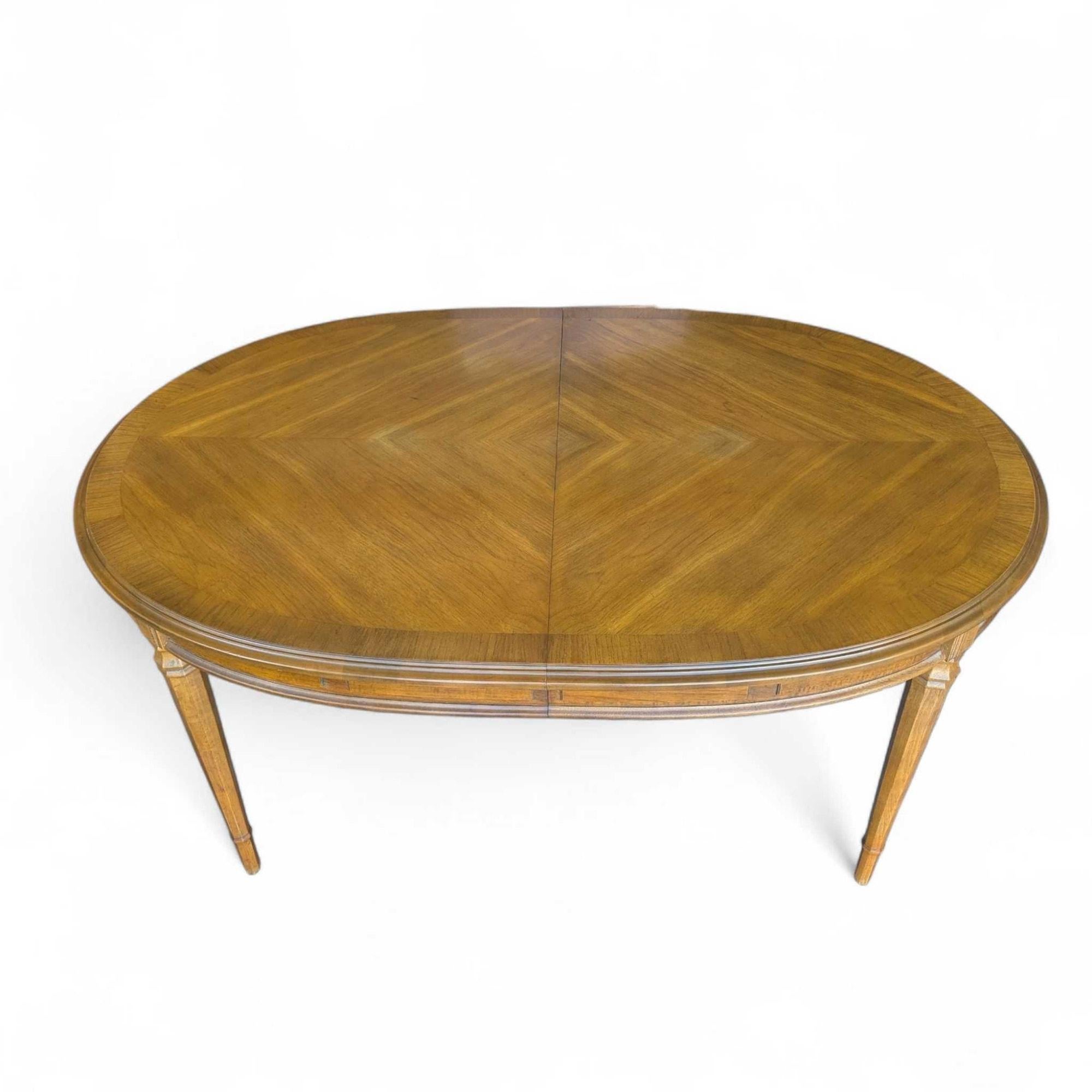 Mid-Century moderno Mid-Century Modern Drexel Esperanto Walnut Oval Extension Dining Table in vendita