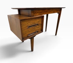 Une perspective « Mid-Century Modern » de Drexel pour le bureau-coiffeuse en noyer de Milo Baughman via
