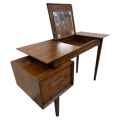 Une perspective « Mid-Century Modern » de Drexel pour le bureau-coiffeuse en noyer de Milo Baughman via