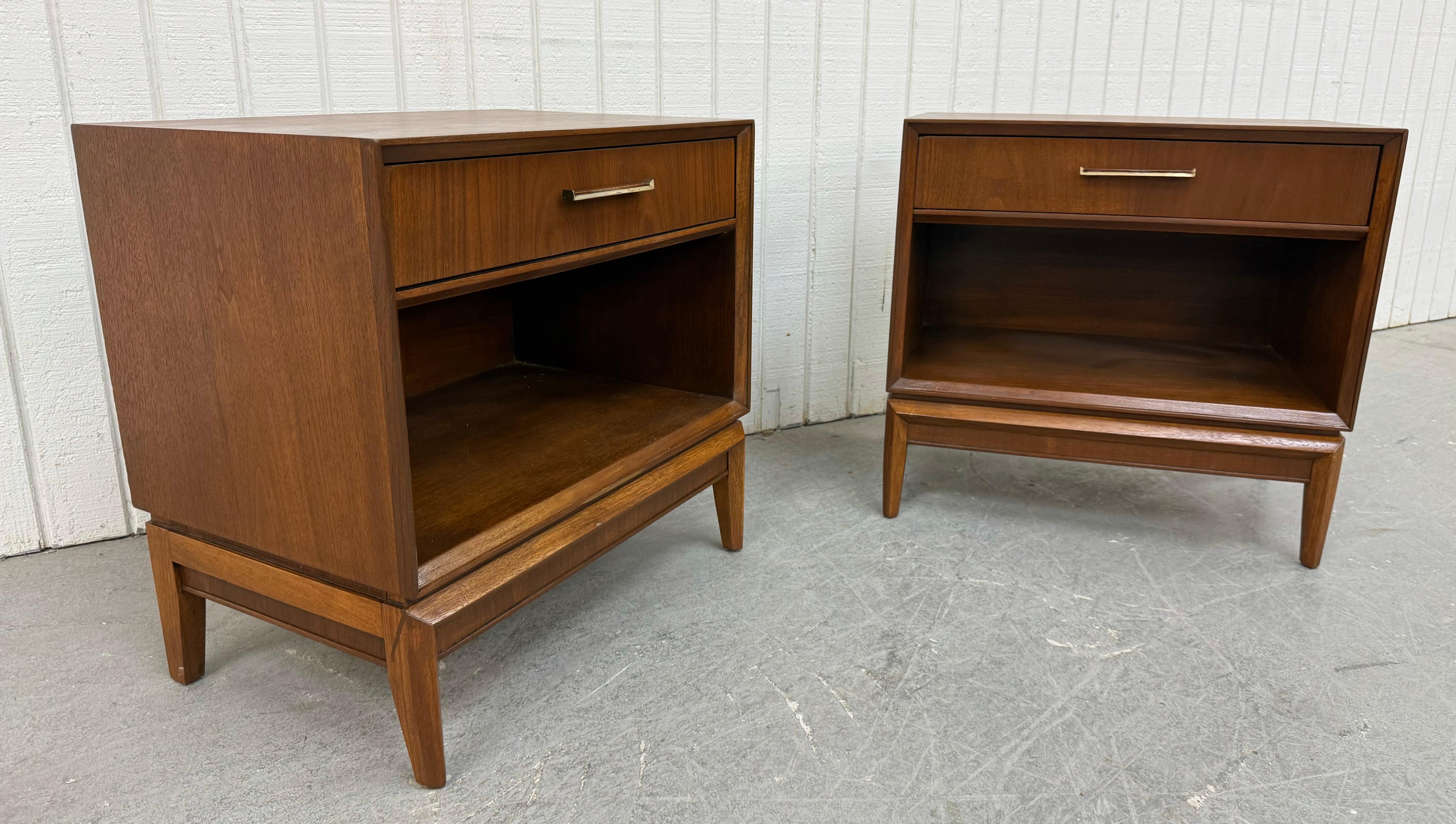 This listing is for a pair of Mid-Century Modern Drexel Pinnacle Walnut Nightstands. Featuring a straight line design, single drawer with original hardware, open storage space at the bottom, modern legs, and a beautiful walnut finish. This is an