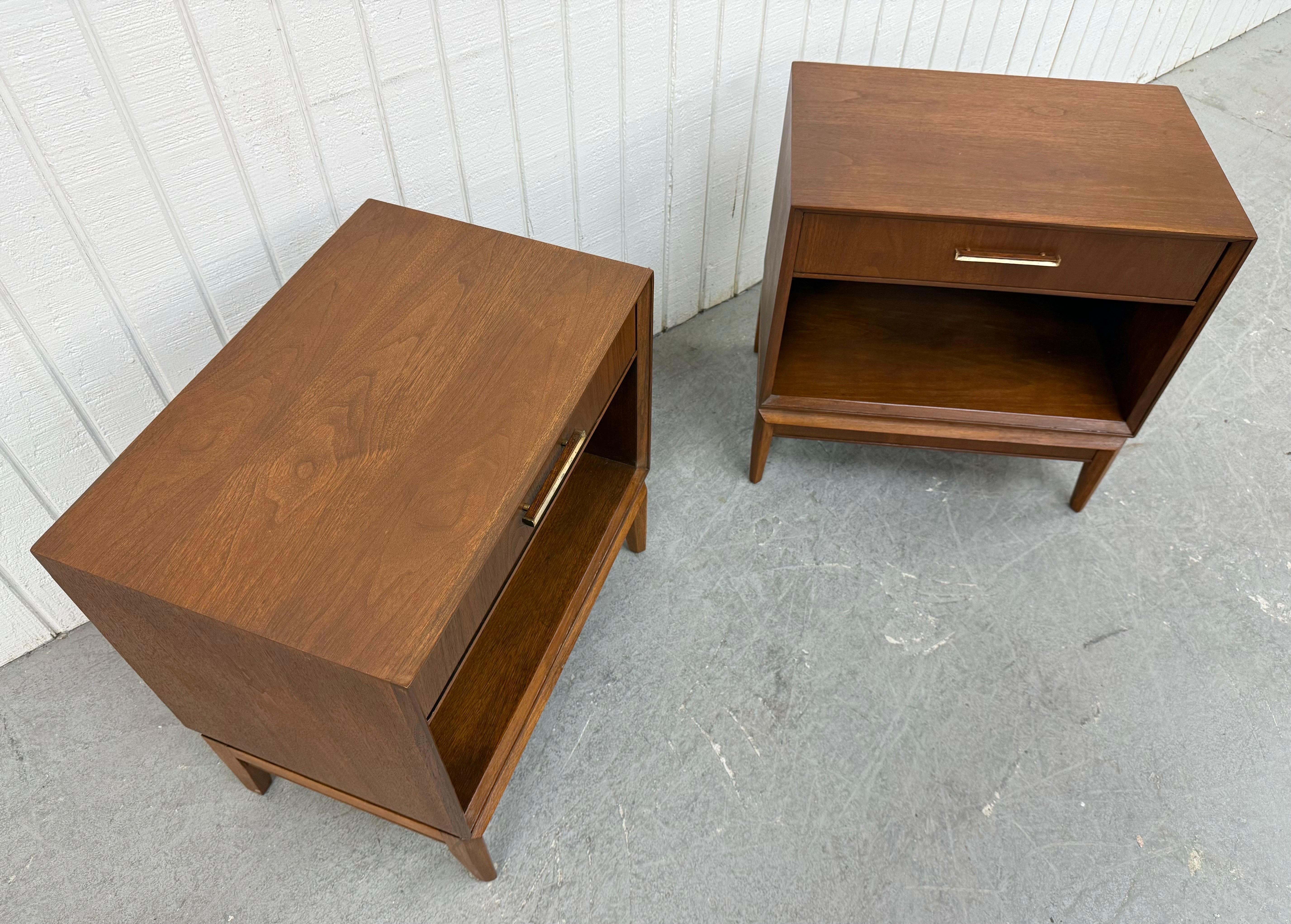 Mid-Century Modern Drexel Pinnacle Walnut Nightstands - Set of 2 In Good Condition In Clarksboro, NJ