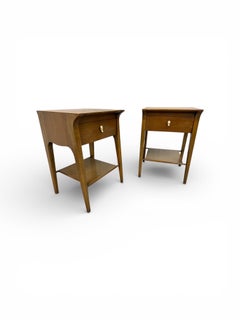 Mesillas de noche modernas de mediados de siglo Drexel "Profile" de nogal - Juego de 2