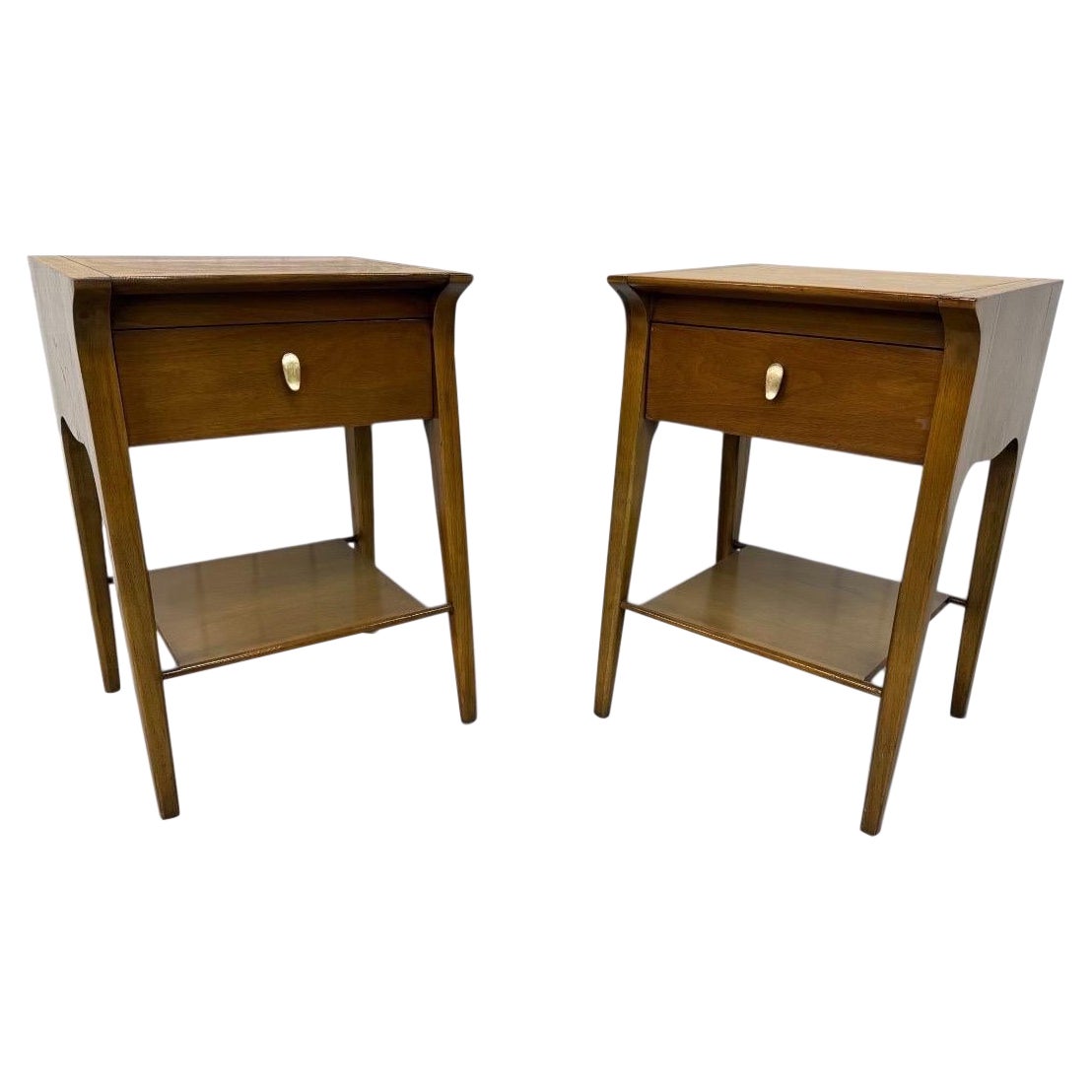 Comodini in noce "Profile" di Drexel, moderni e di metà secolo - Set di 2 pezzi in vendita