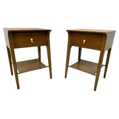 Mesillas de noche modernas de mediados de siglo Drexel "Profile" de nogal - Juego de 2